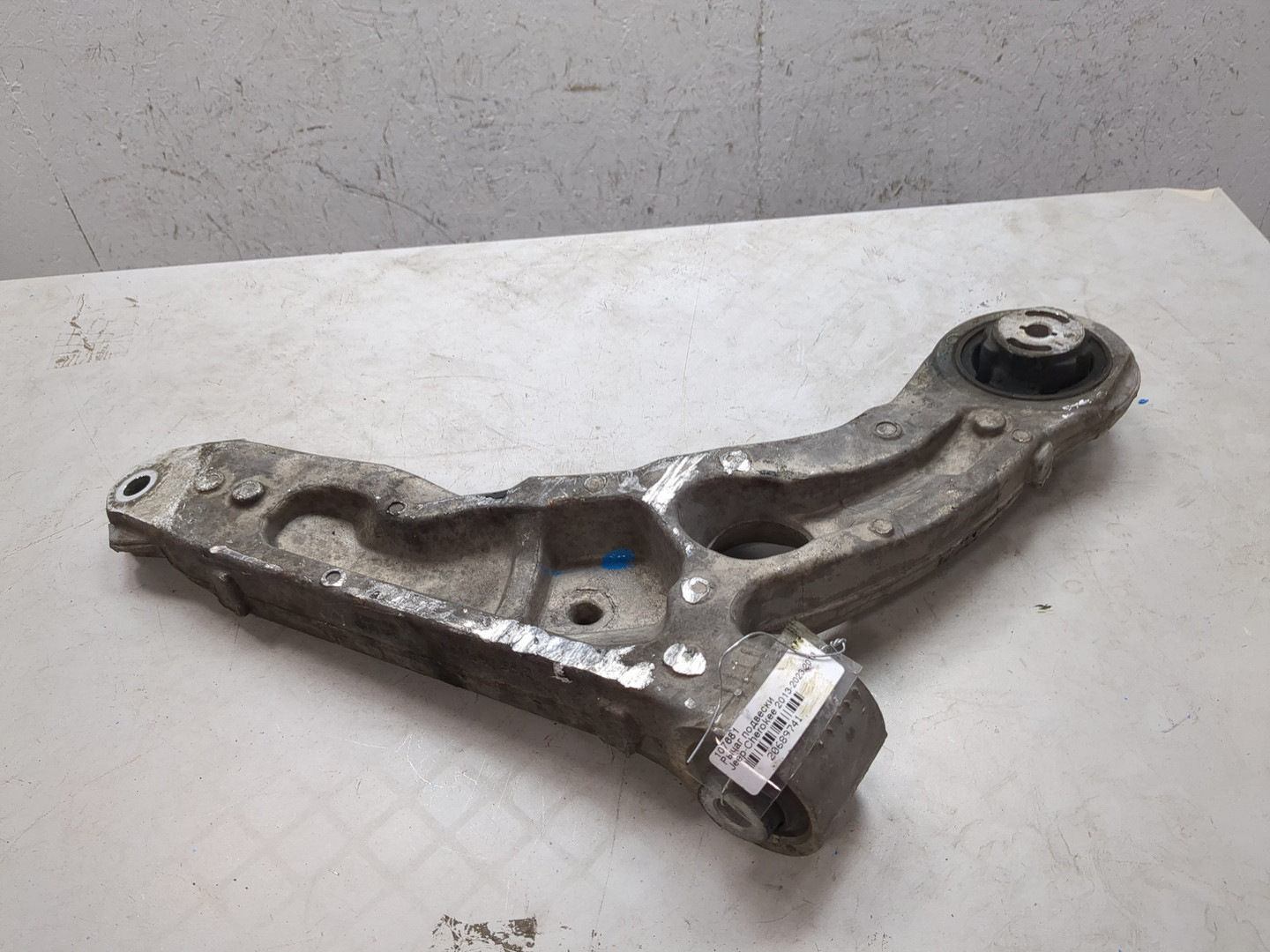 Рычаг передний левый