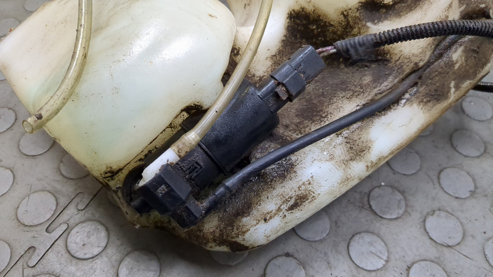 Бачок омывателя лобового стекла