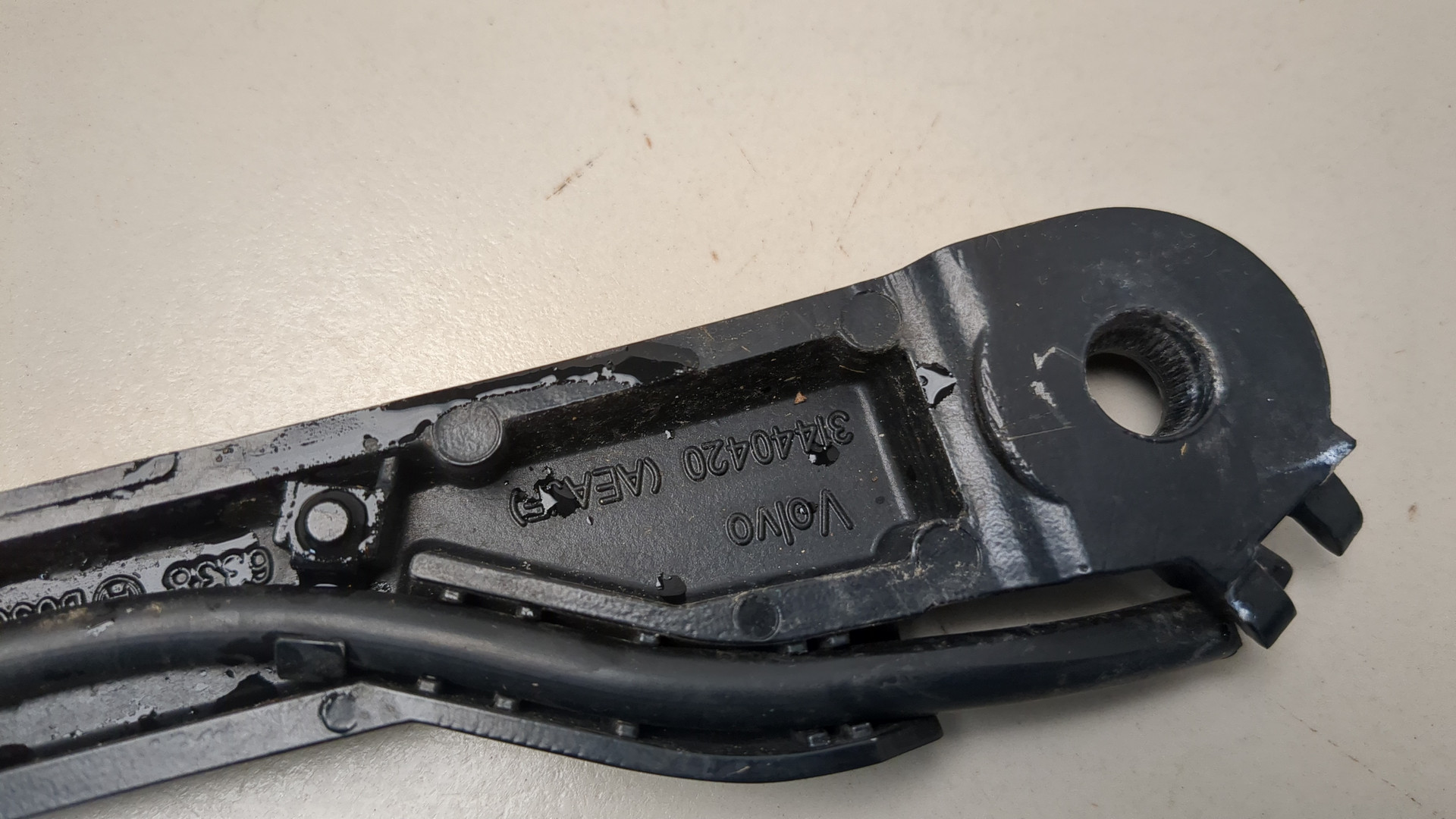 Поводок стеклоочистителя передний левый