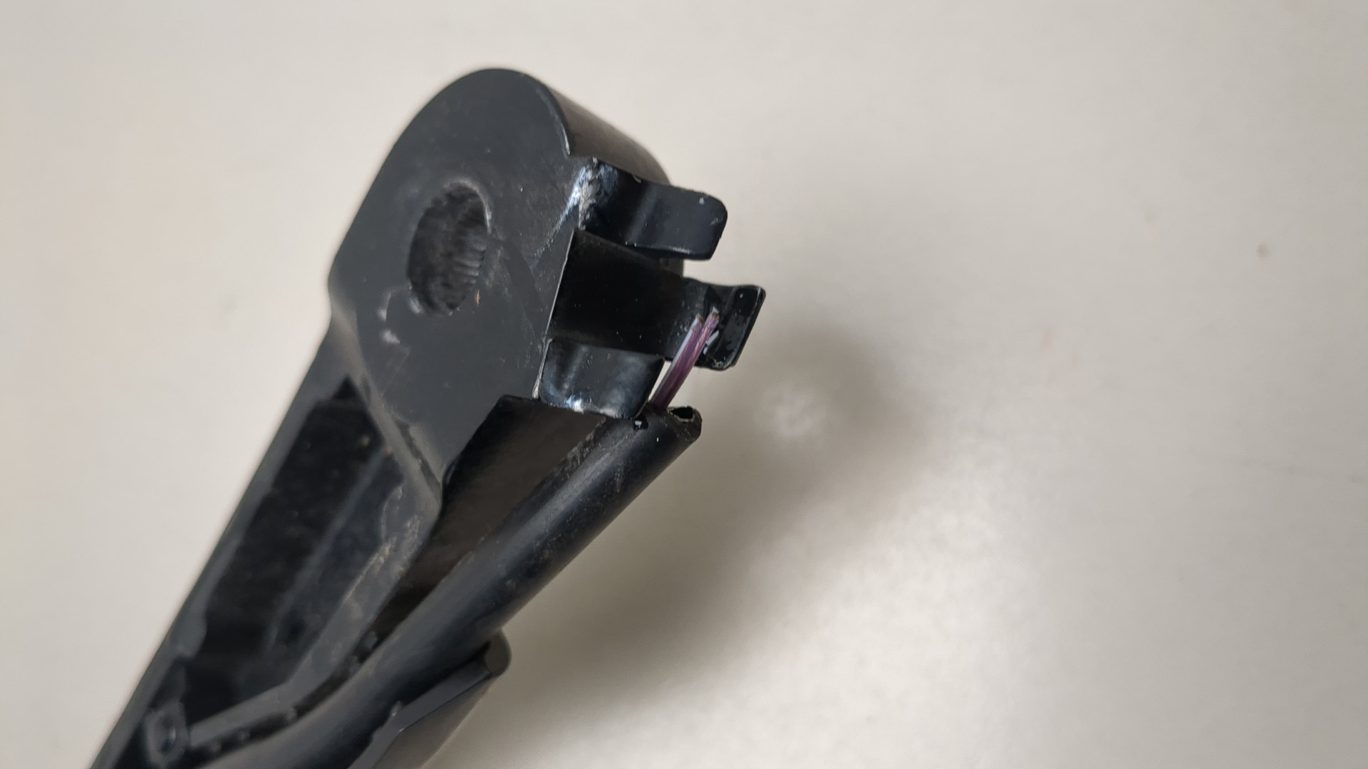 Поводок стеклоочистителя передний левый