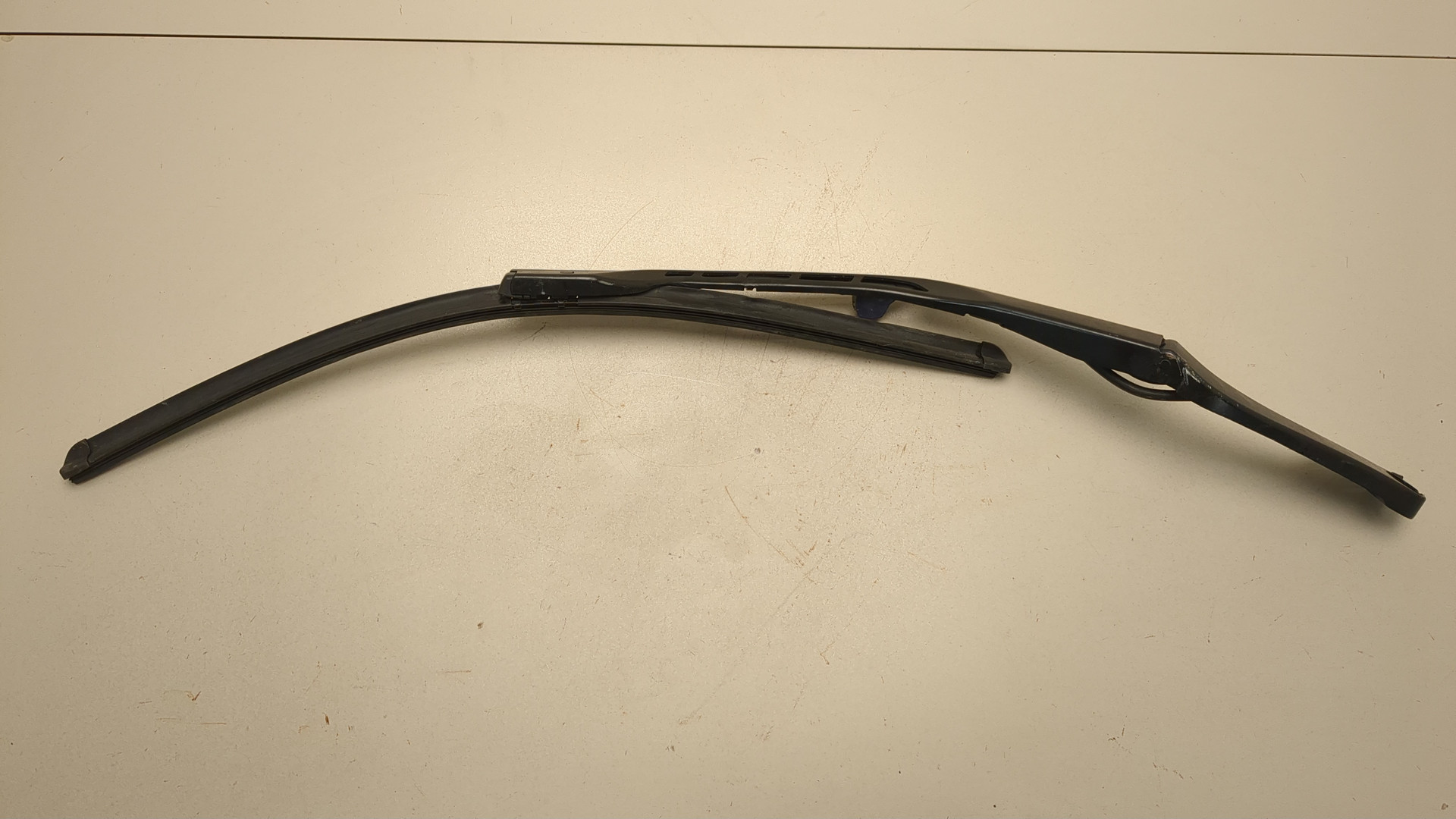 Поводок стеклоочистителя передний левый