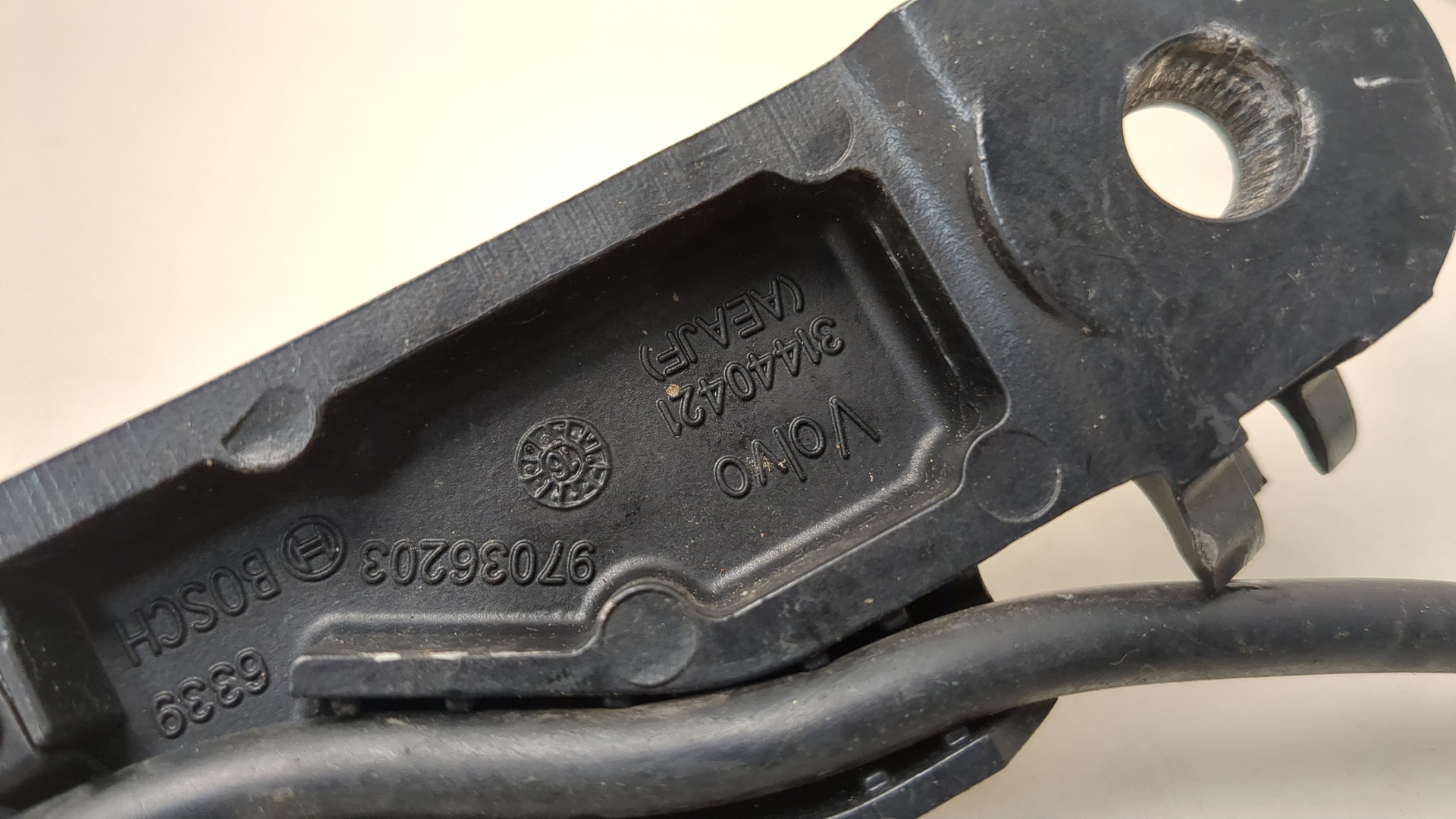 Поводок стеклоочистителя передний правый