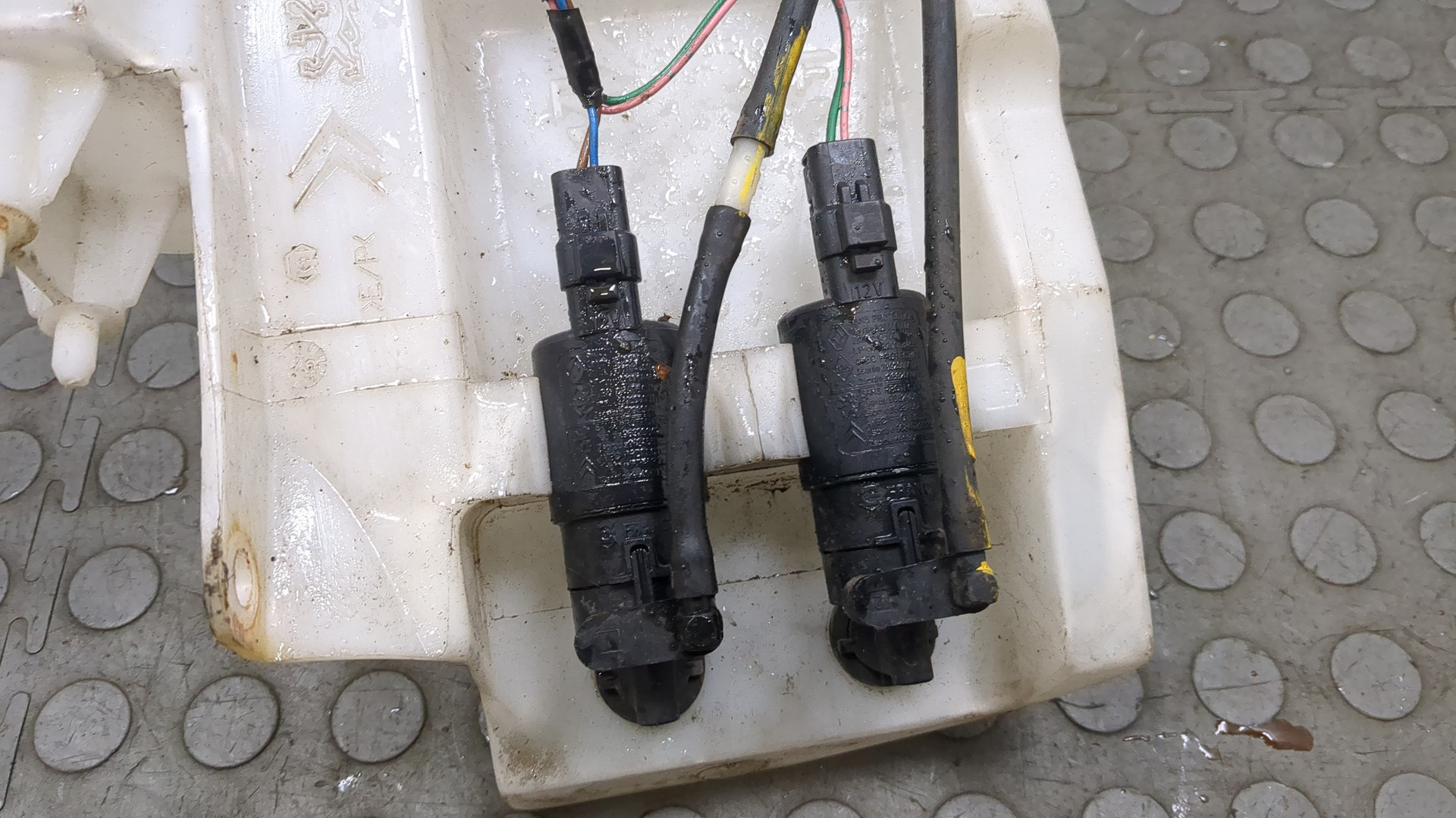 Бачок омывателя лобового стекла