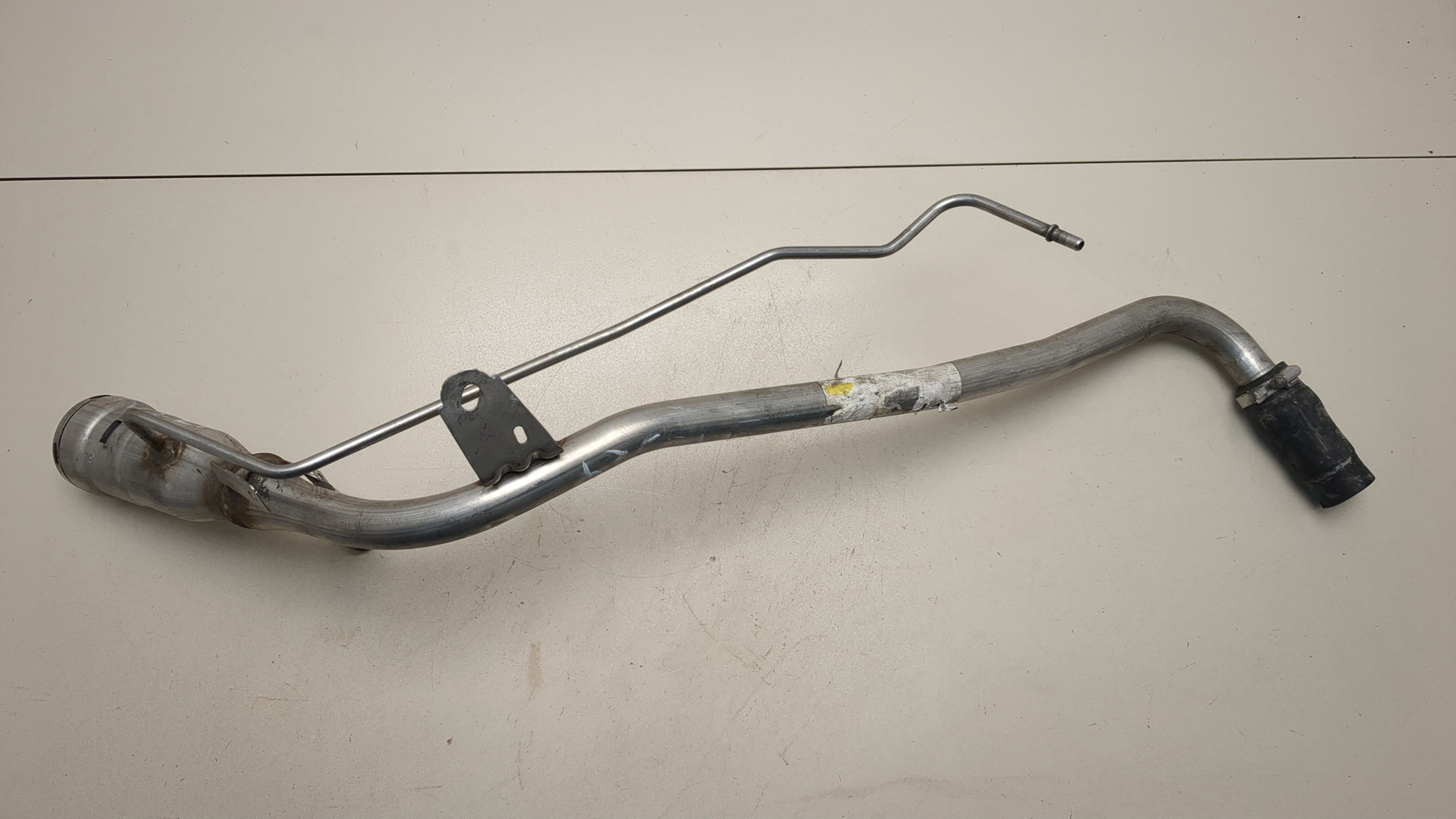 Горловина топливного бака