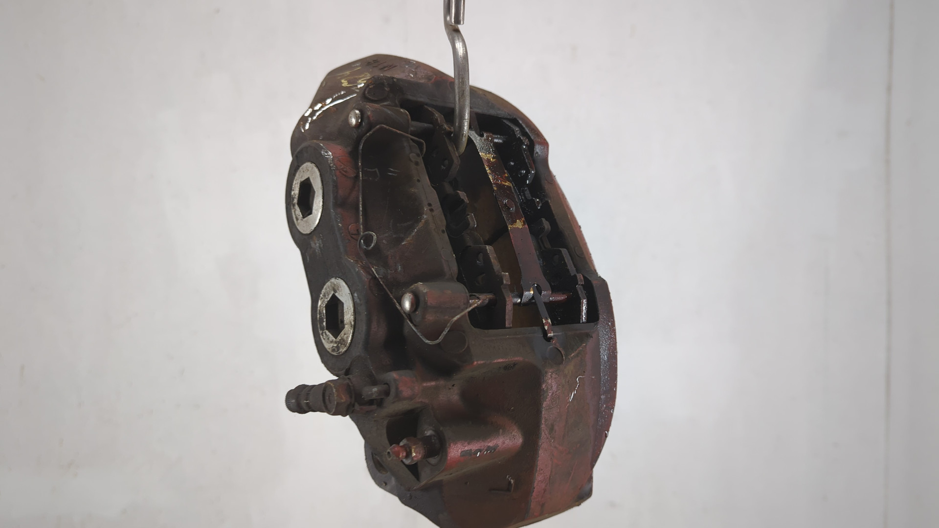 Суппорт передний левый