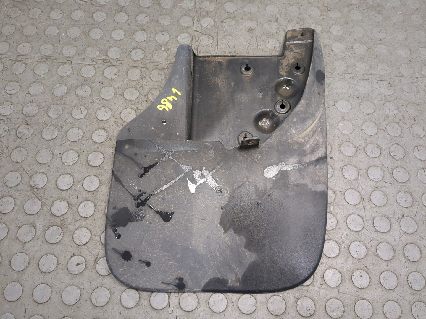 Брызговик передний правый