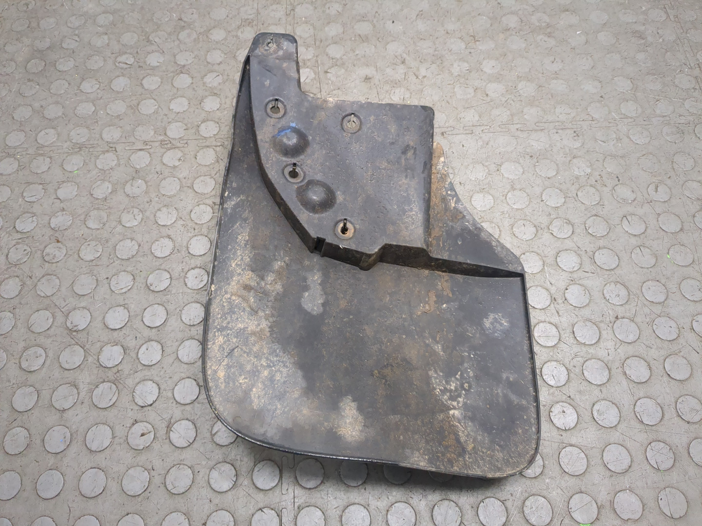 Брызговик передний правый