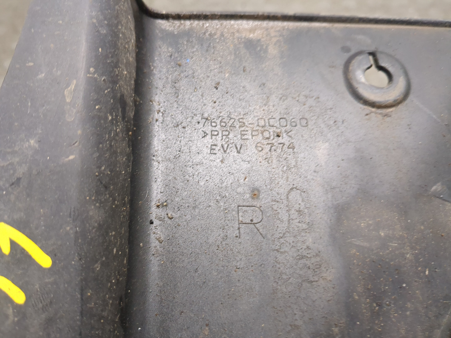 Брызговик передний правый