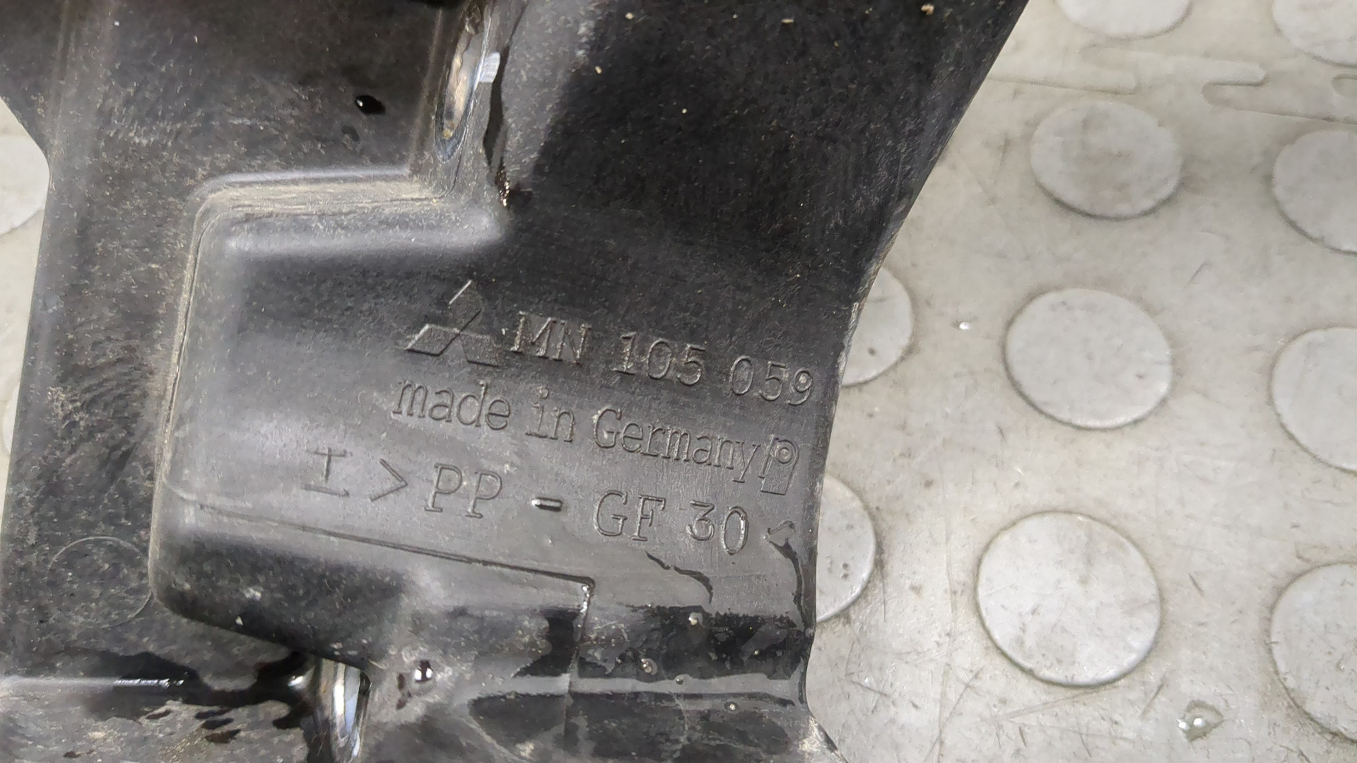 Кронштейн фар левый