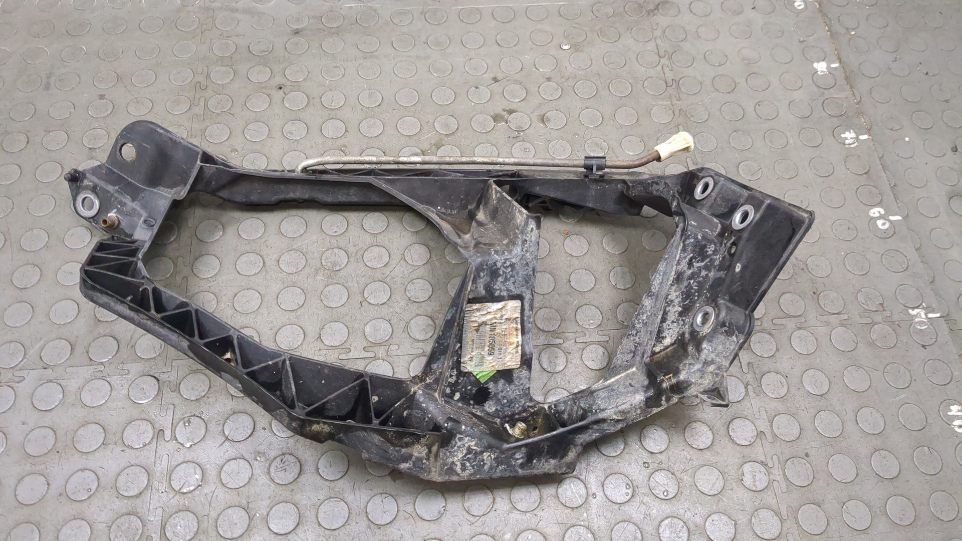 Кронштейн фар левый