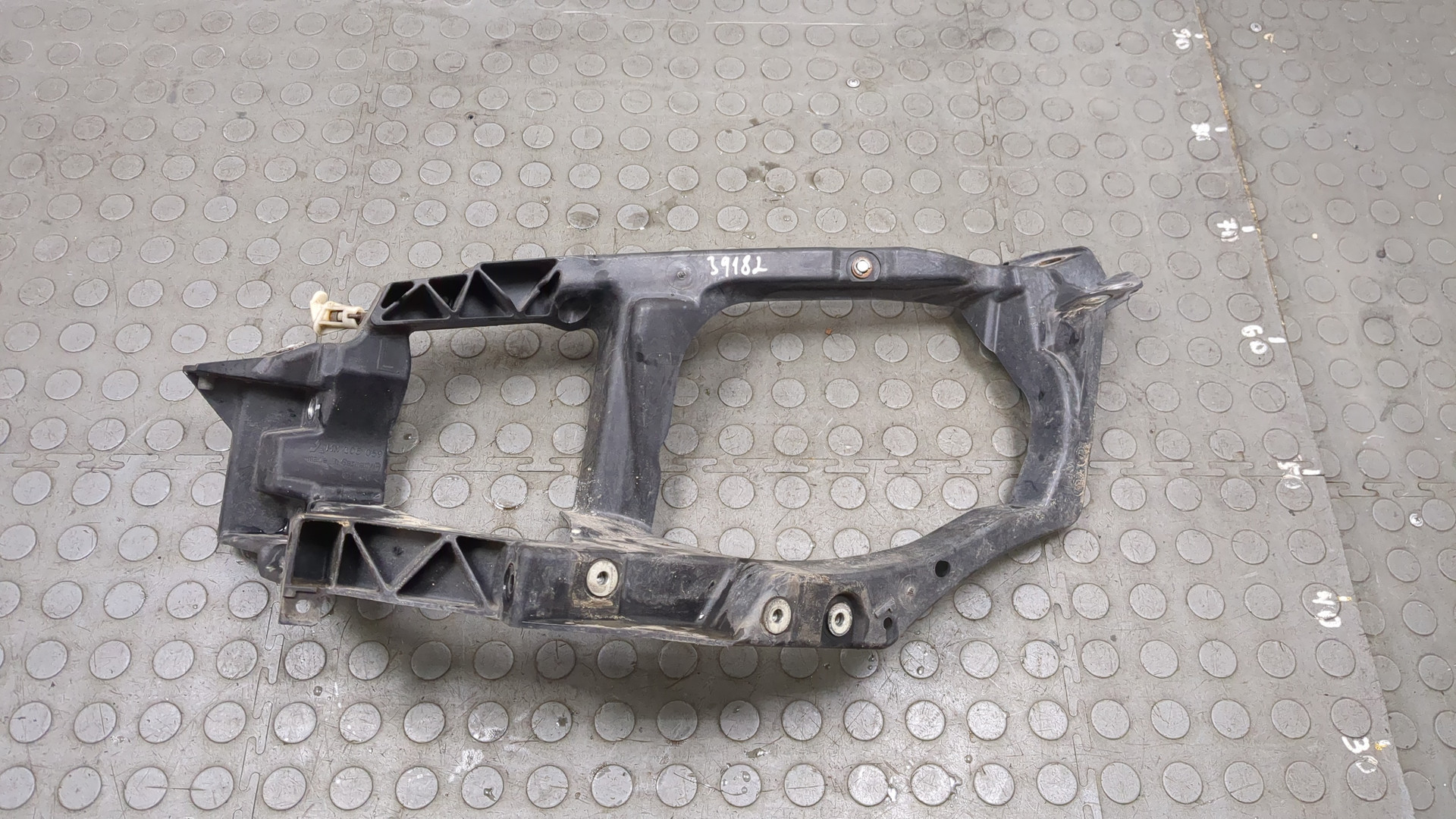 Кронштейн фар левый