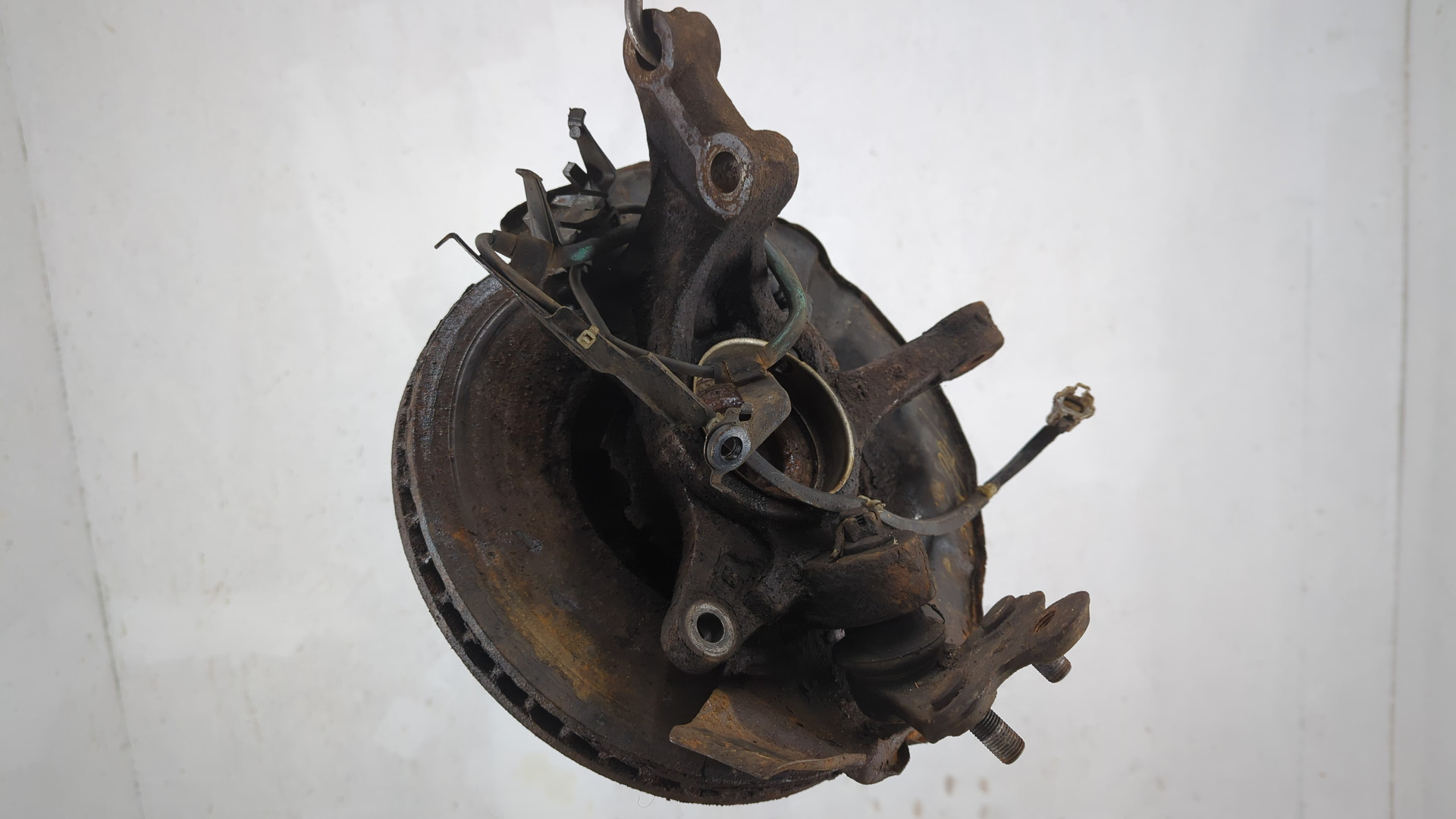 Кулак поворотный передний правый