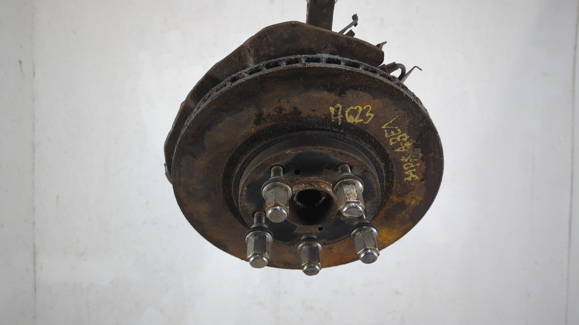 Кулак поворотный передний правый