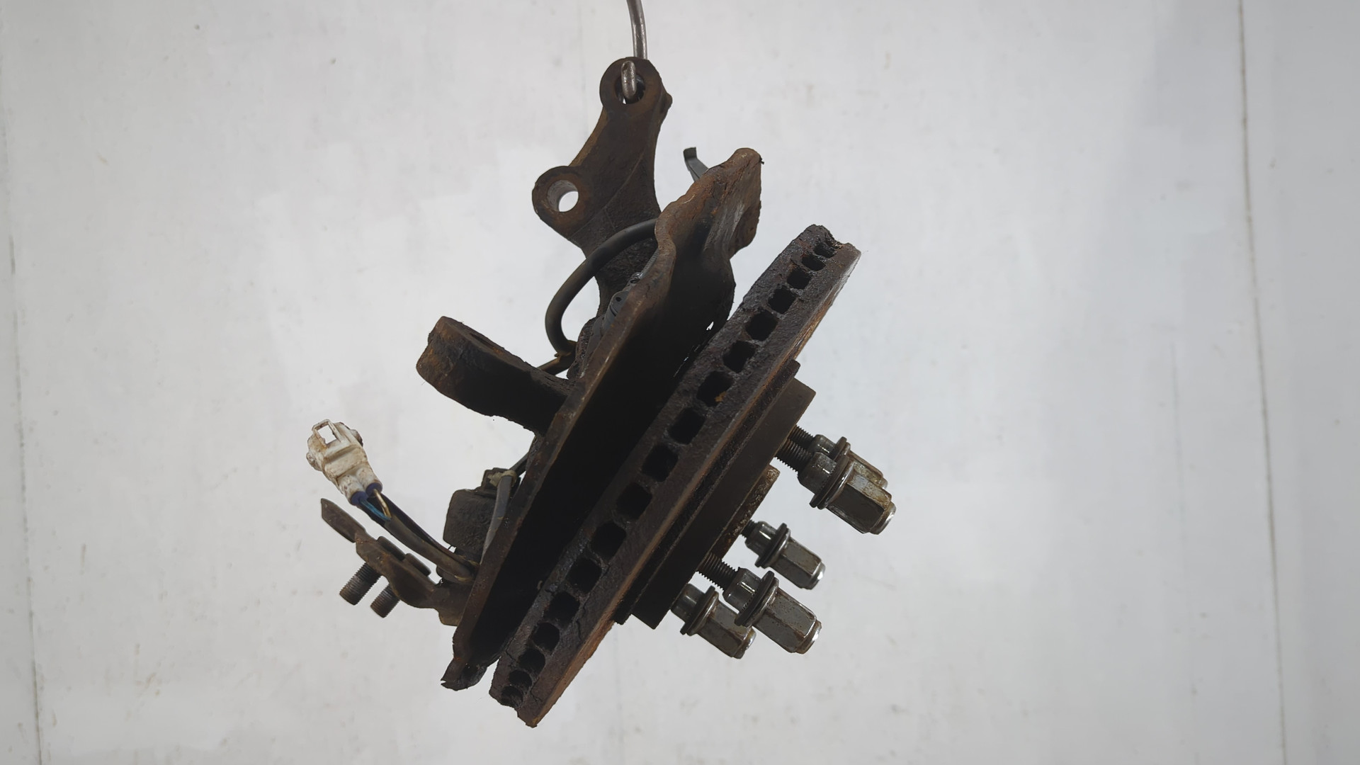 Кулак поворотный передний правый