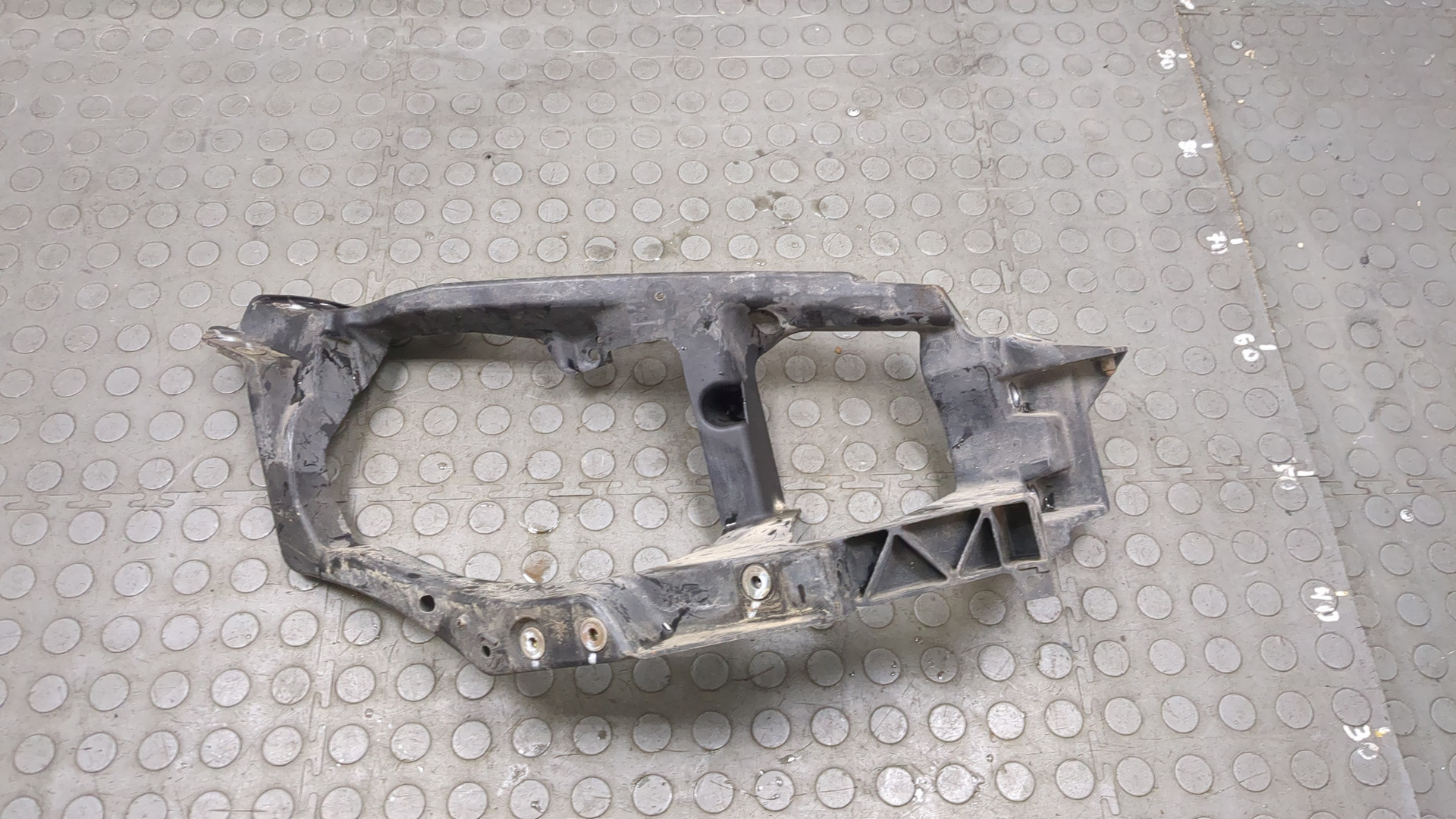 Кронштейн фар правый