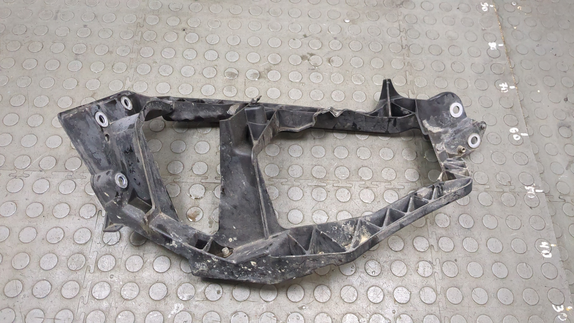 Кронштейн фар правый