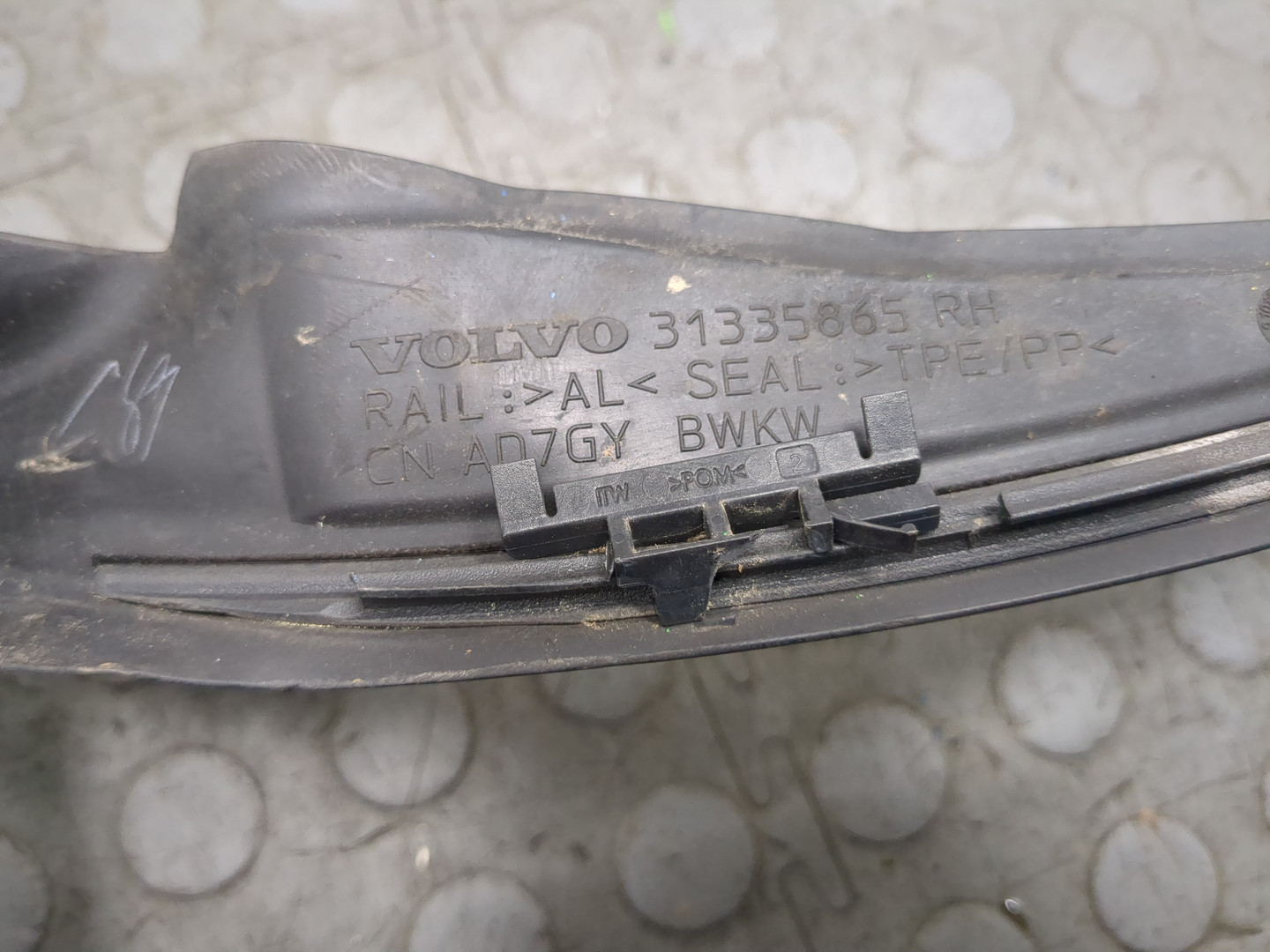 Молдинг лобового стекла