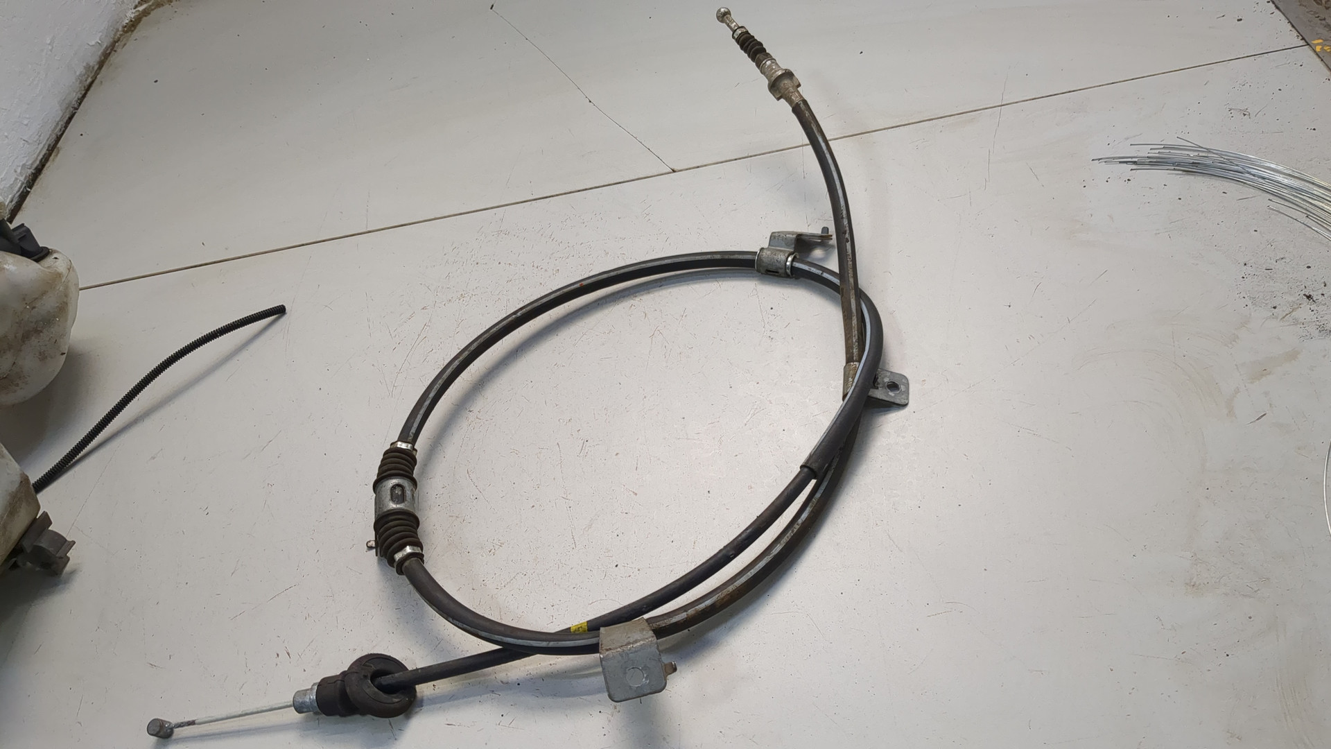 Трос стояночного тормоза