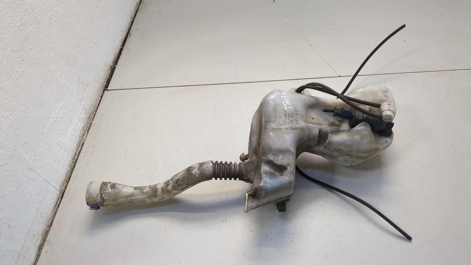 Бачок омывателя лобового стекла