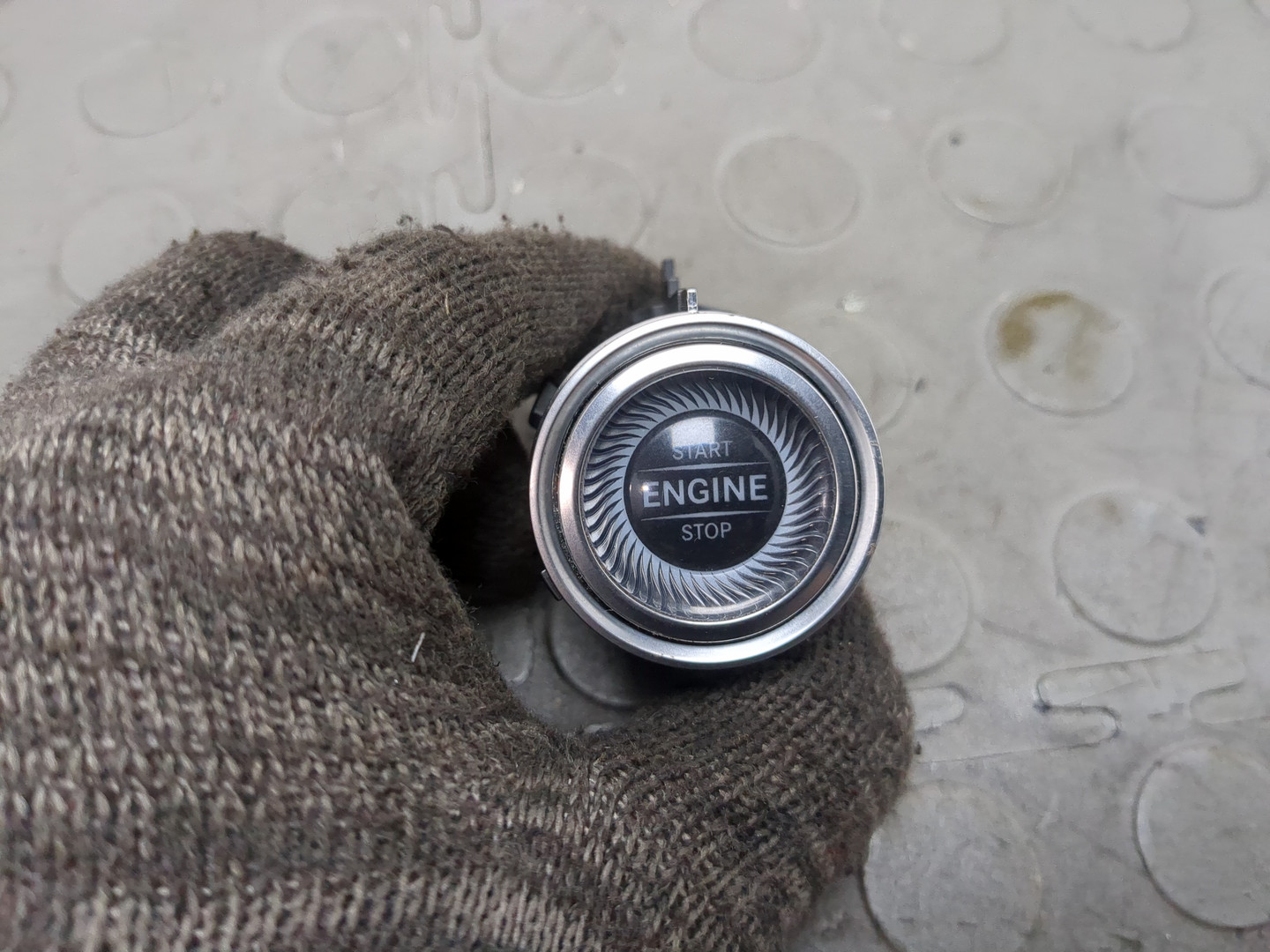 Кнопка запуска двигателя