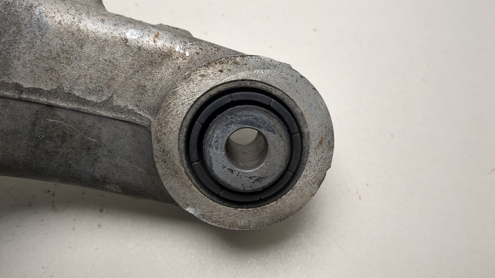 Рычаг задний правый