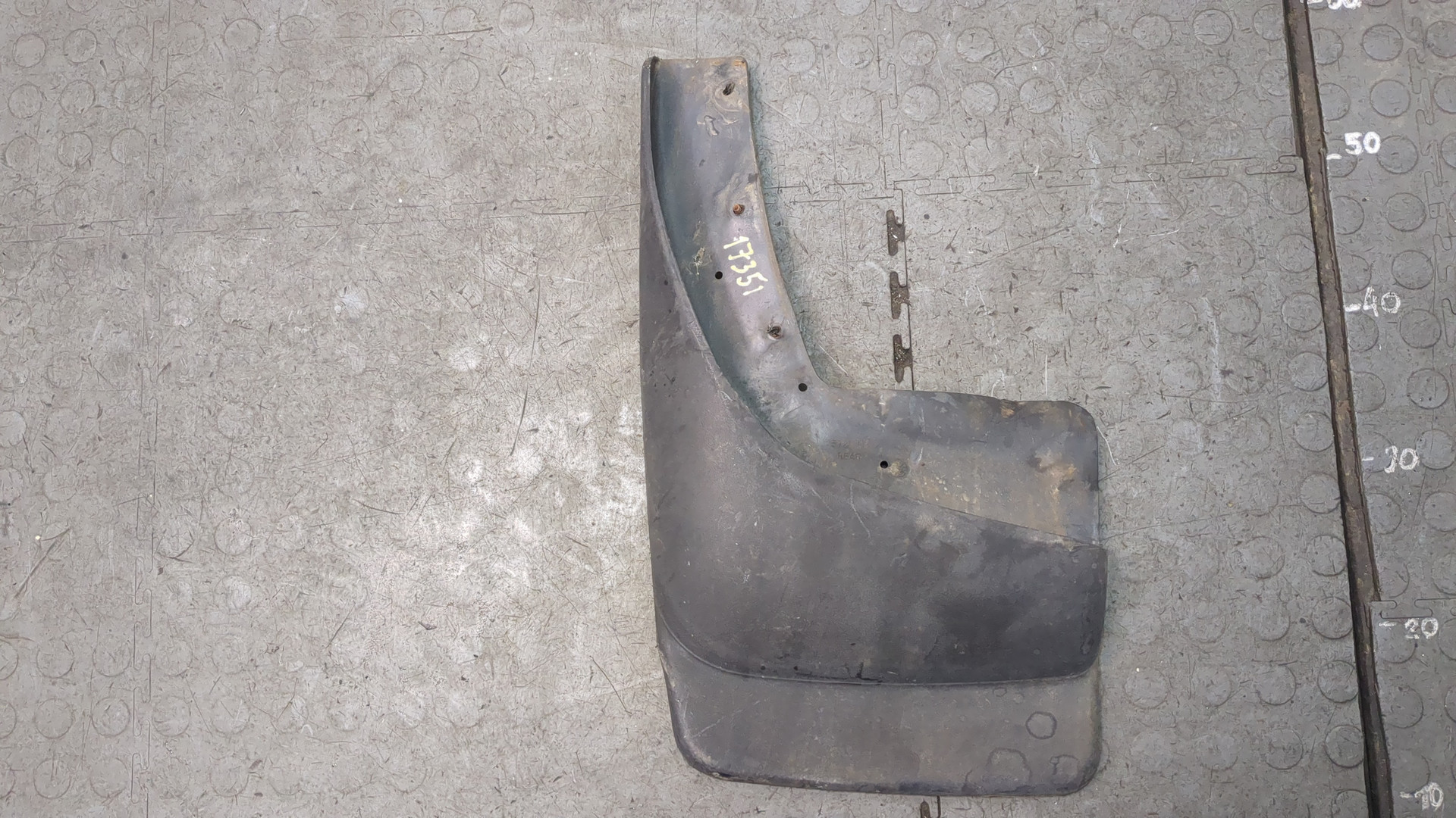 Брызговик задний левый