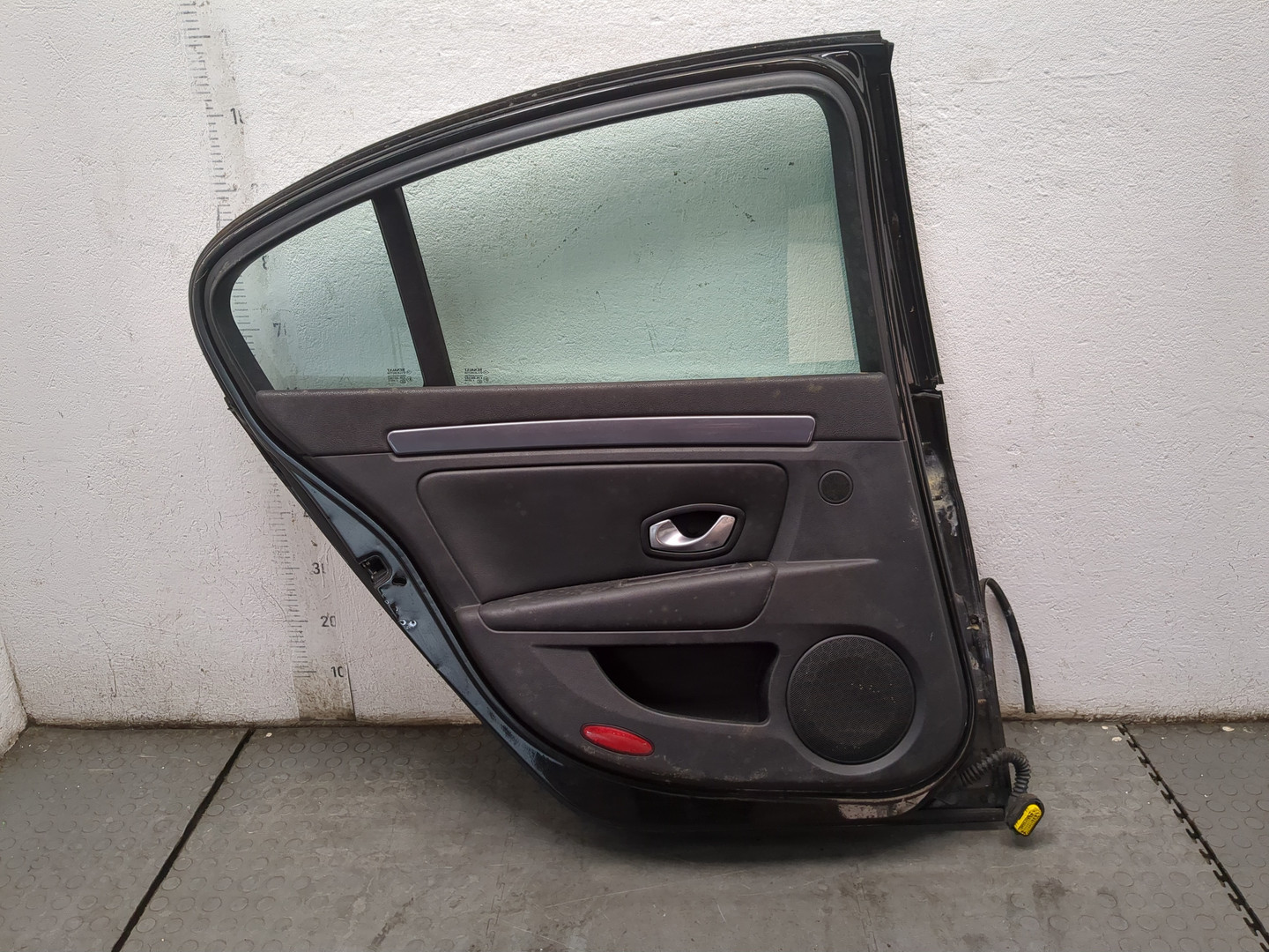 Дверь задняя левая