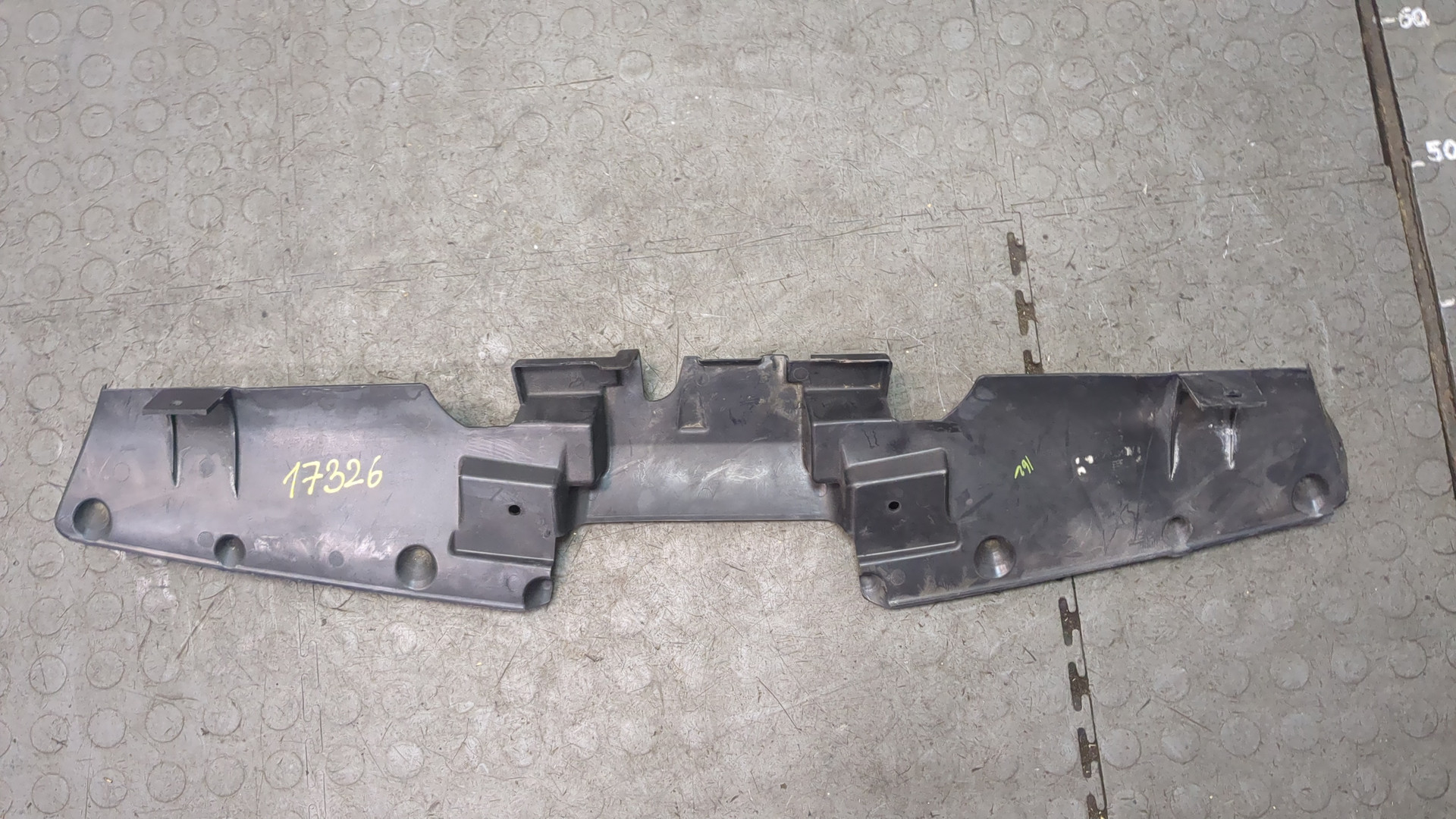 Кожух замка капота