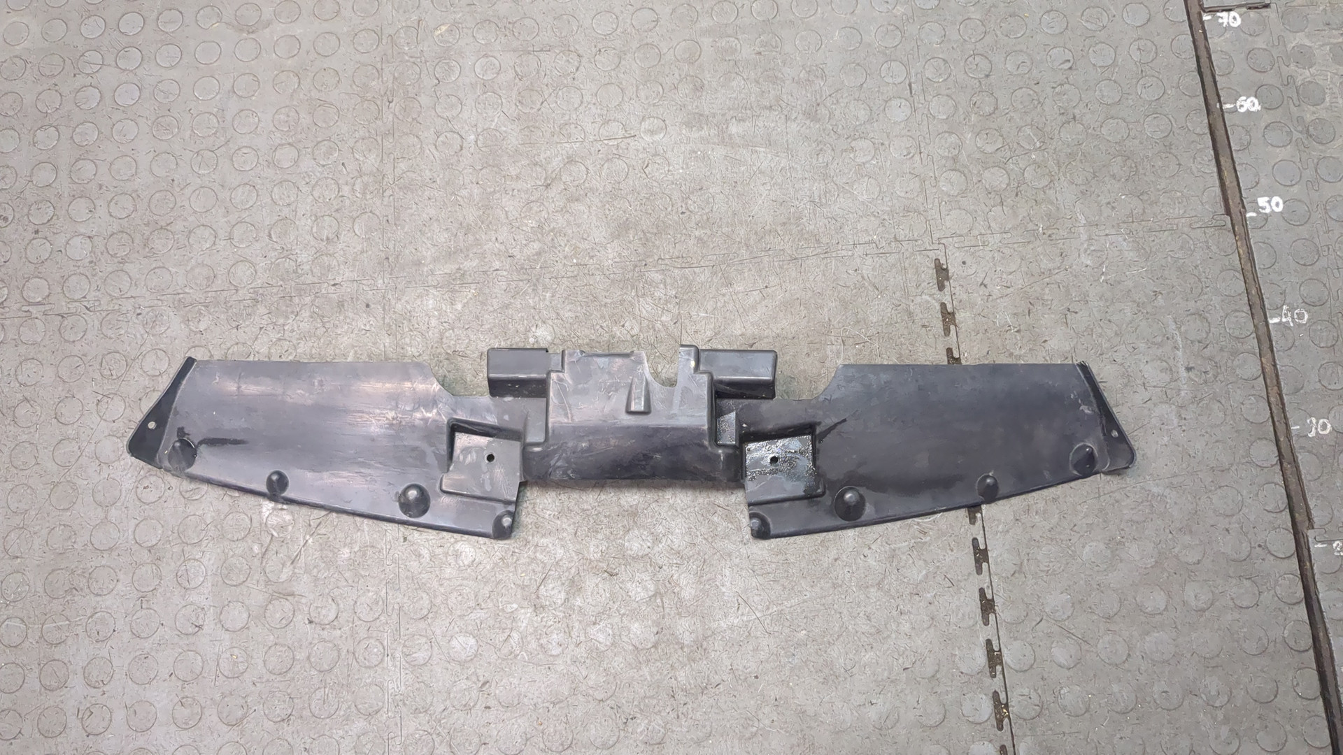 Кожух замка капота