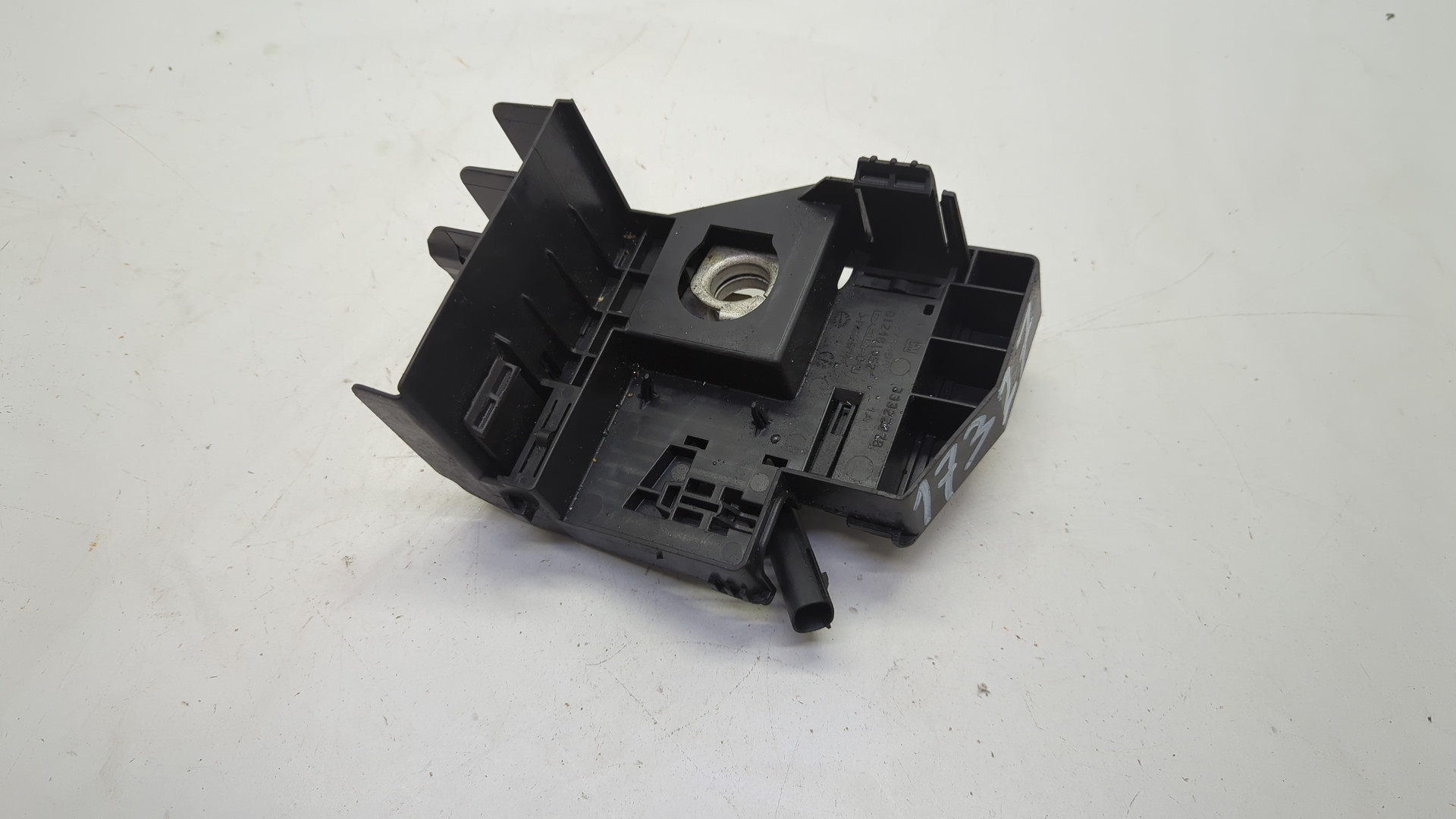 Клемма аккумулятора -