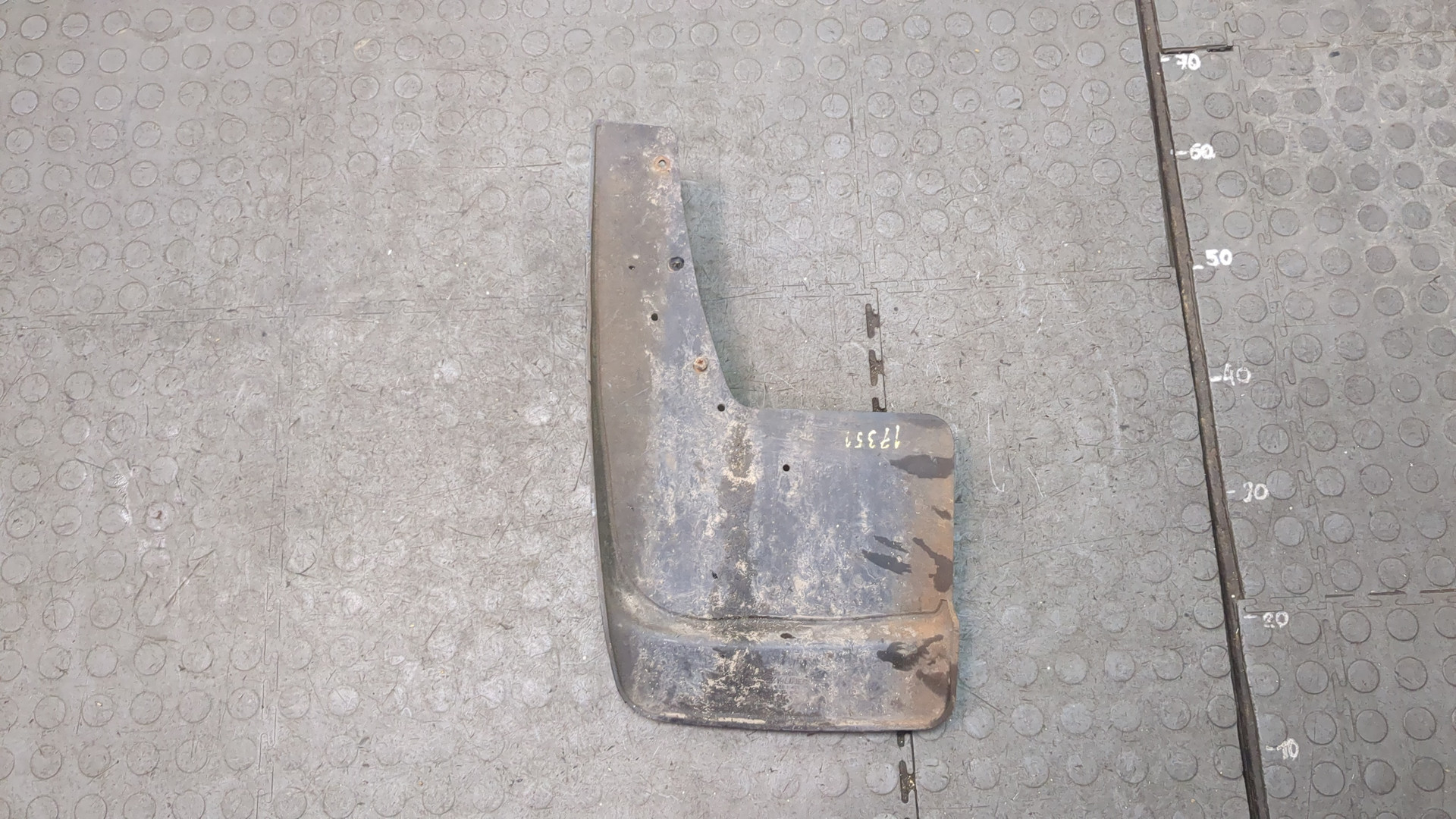 Брызговик задний правый