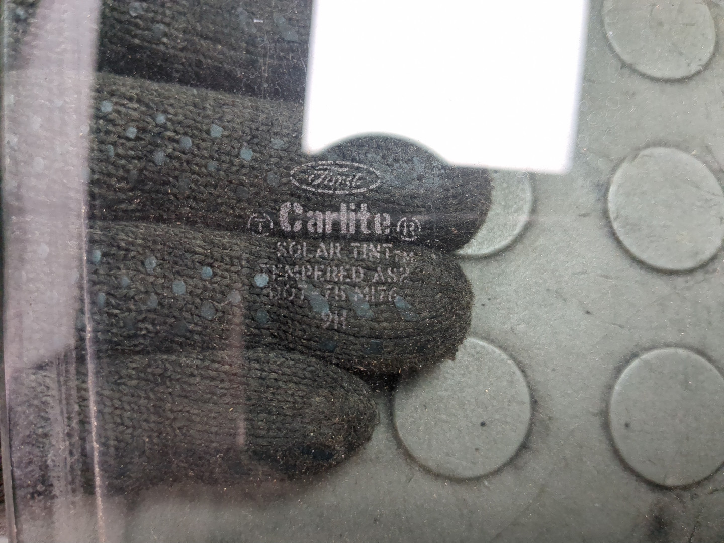 Стекло двери передней правой