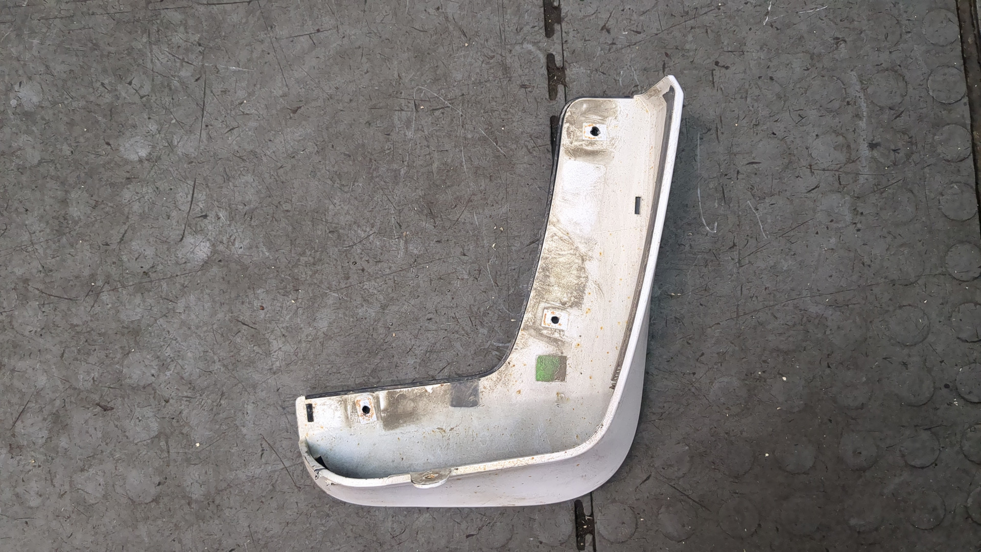 Брызговик передний правый