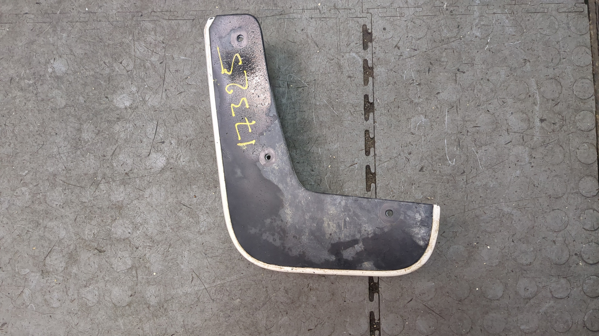 Брызговик передний правый