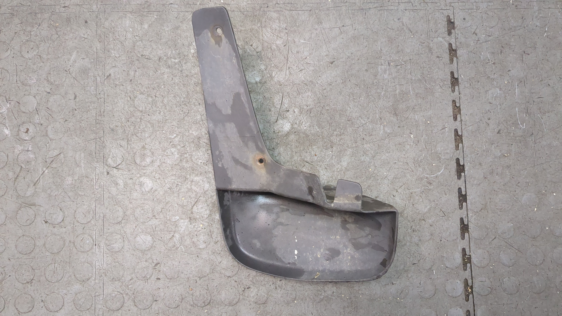 Брызговик передний правый