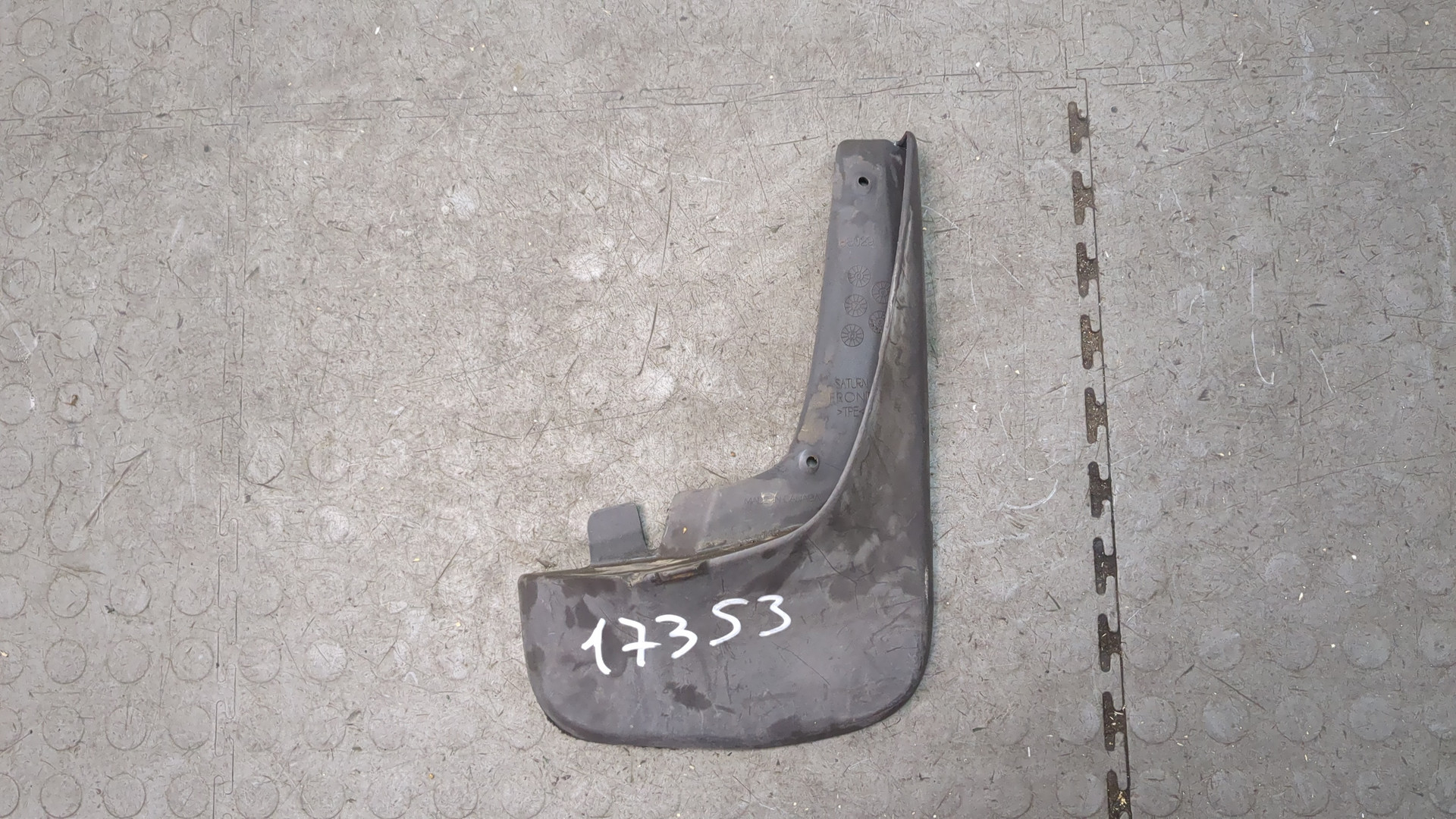 Брызговик передний правый