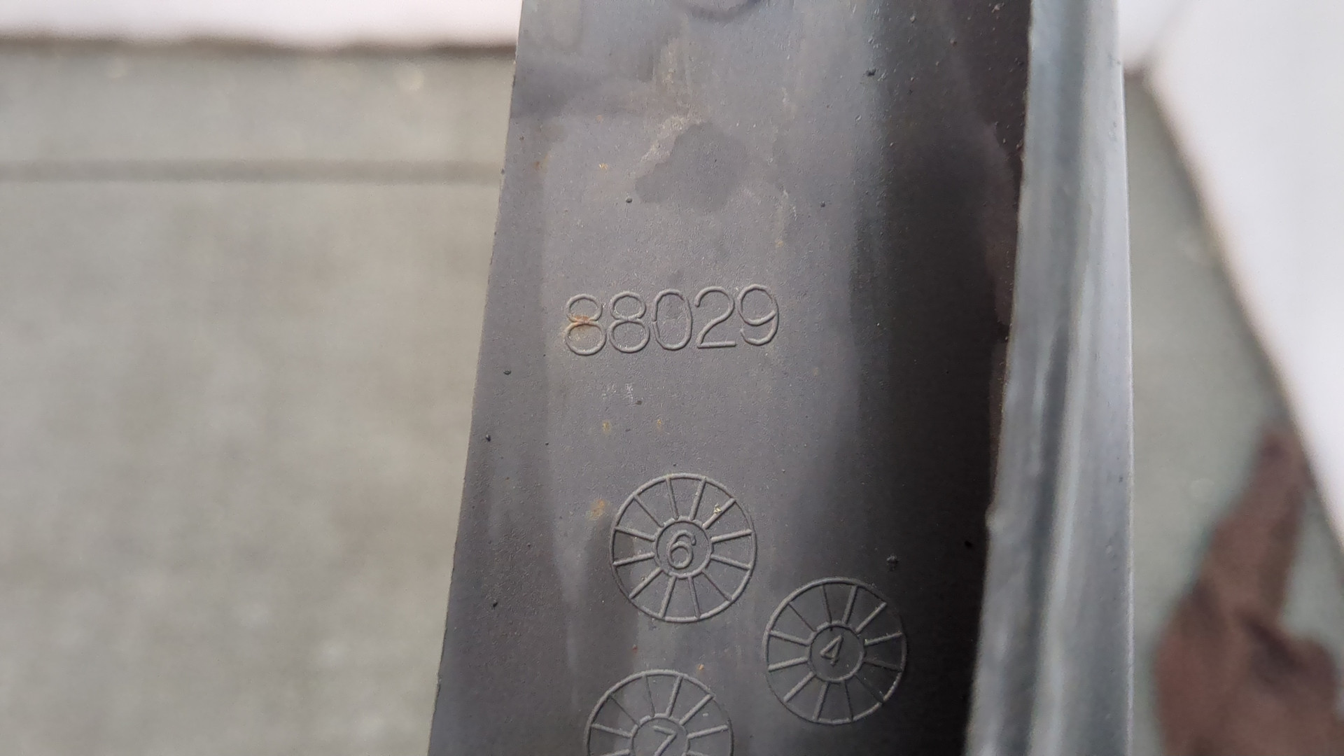 Брызговик передний правый