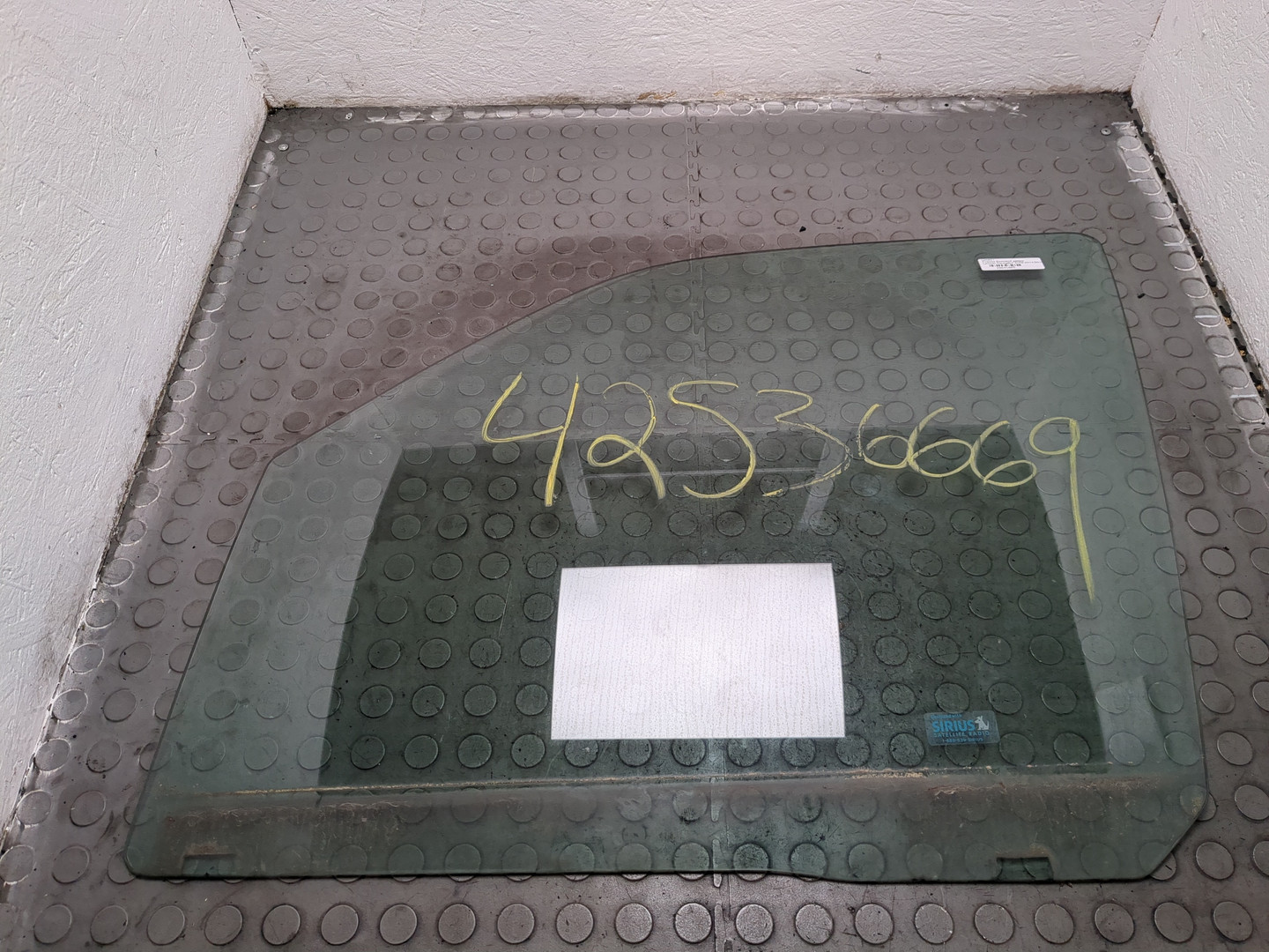 Стекло двери передней левой