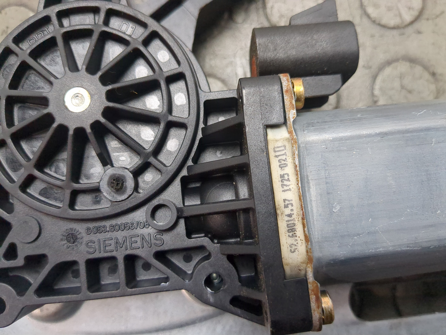 Стеклоподъемник электр. передний правый