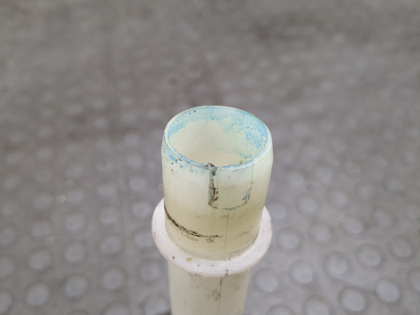 Горловина бачка омывателя