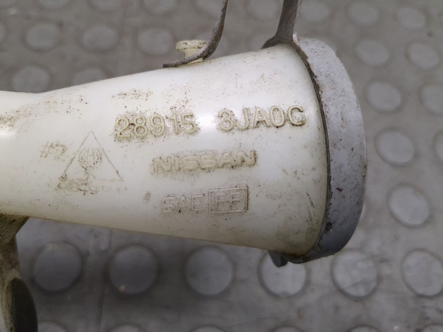 Горловина бачка омывателя