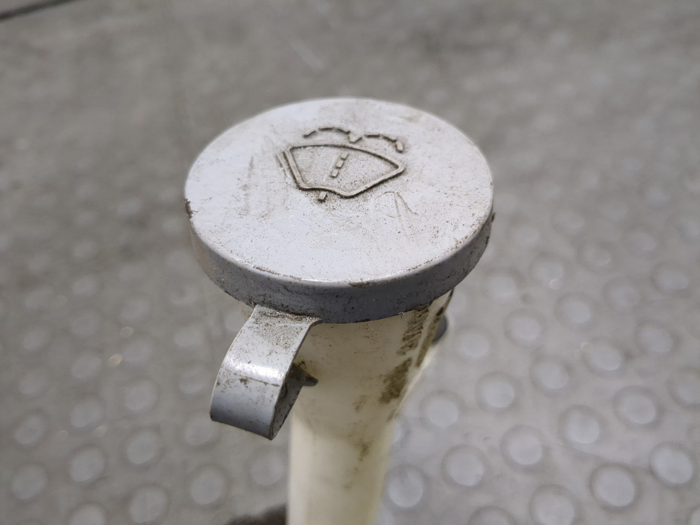 Горловина бачка омывателя