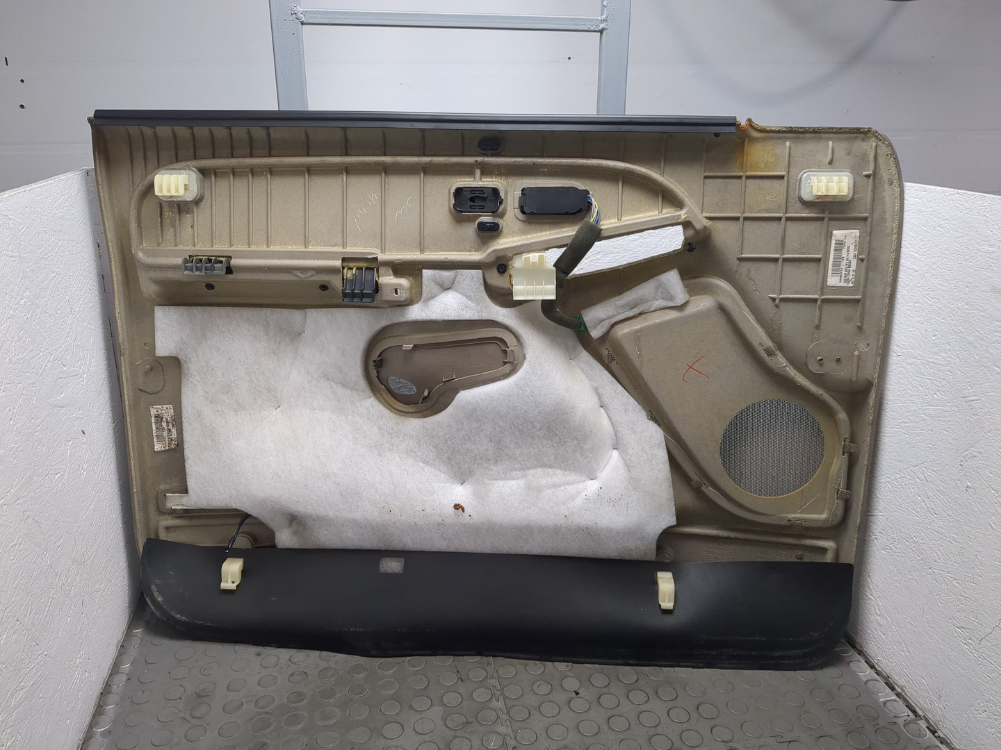 Обшивка двери передней правой