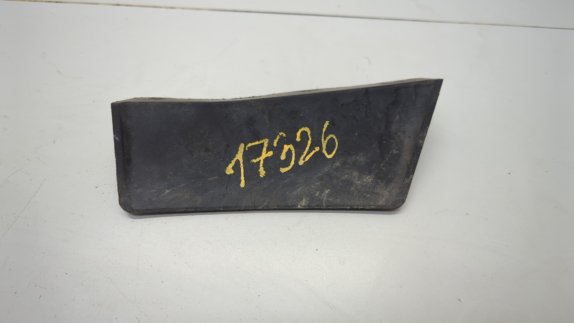 Брызговик передний правый