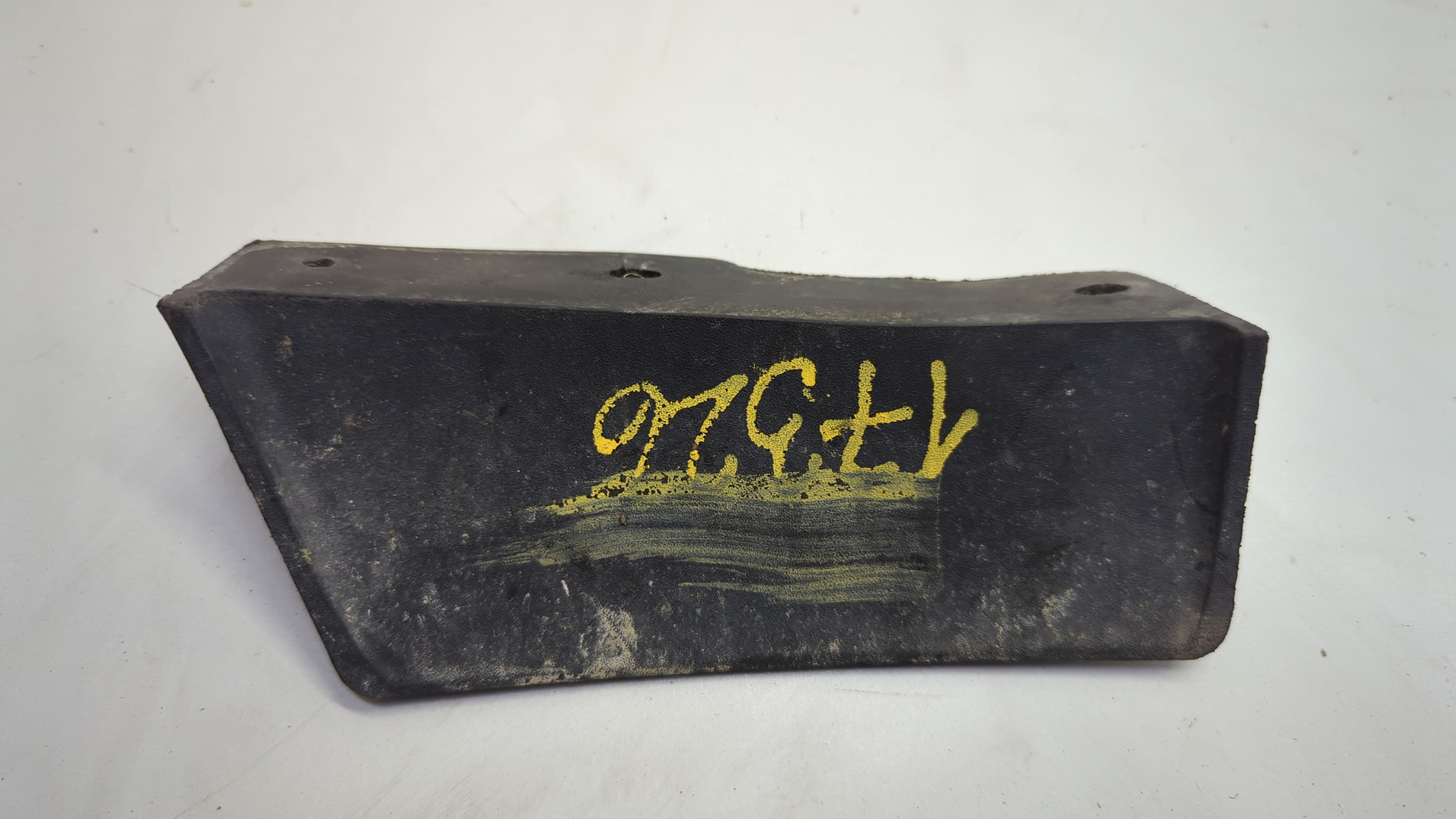 Брызговик передний левый