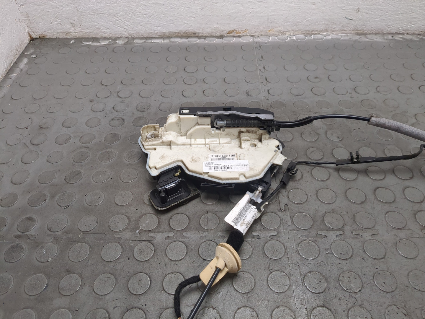 Замок двери передней левой