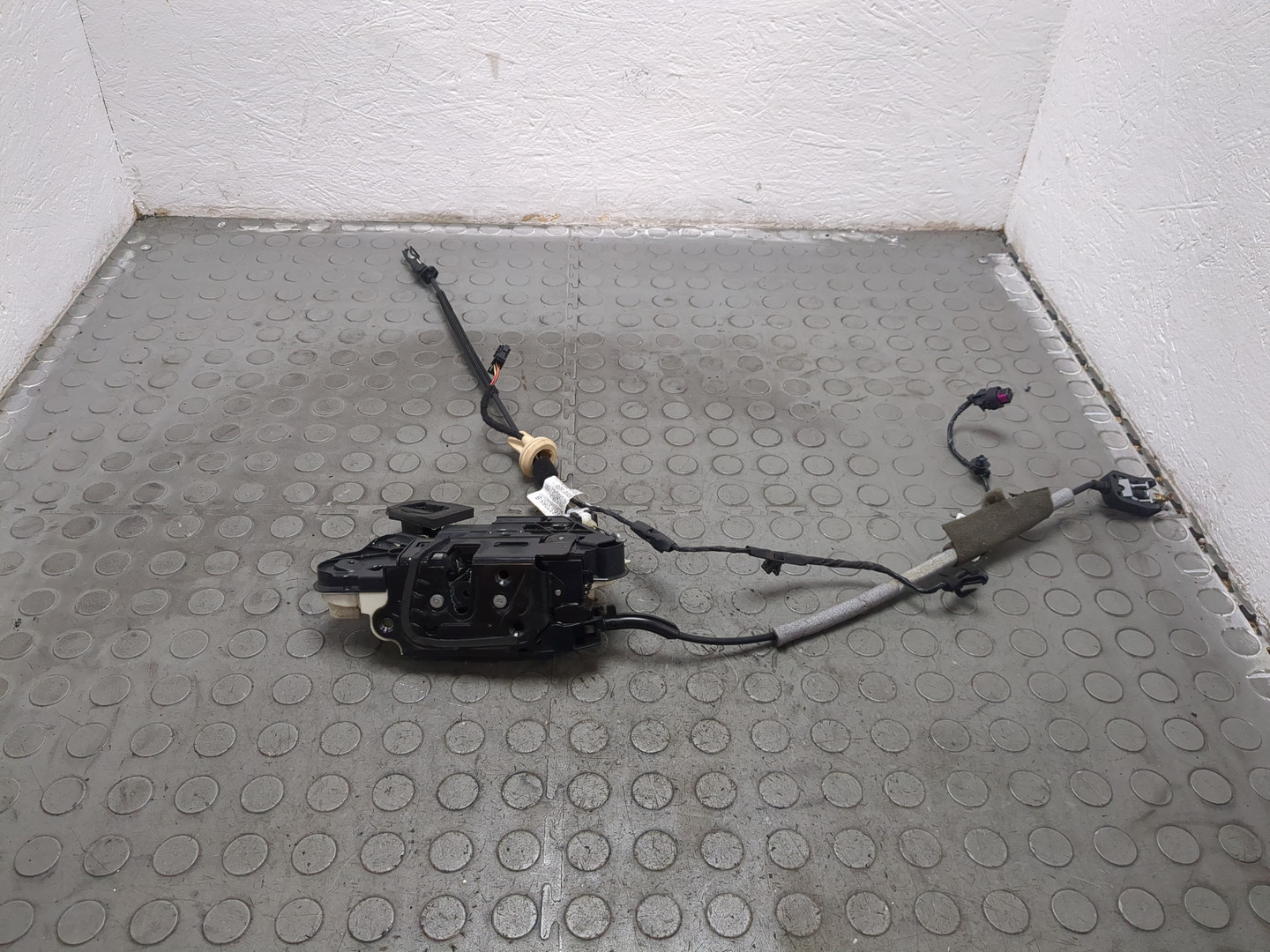 Замок двери передней левой