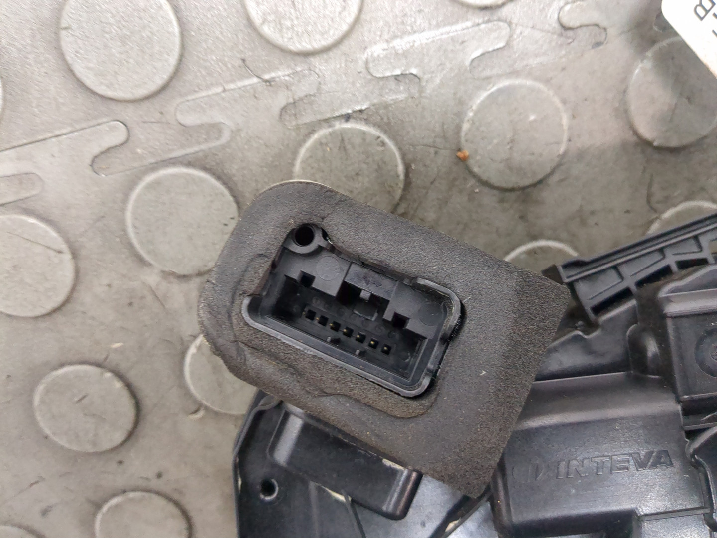 Замок двери передней левой