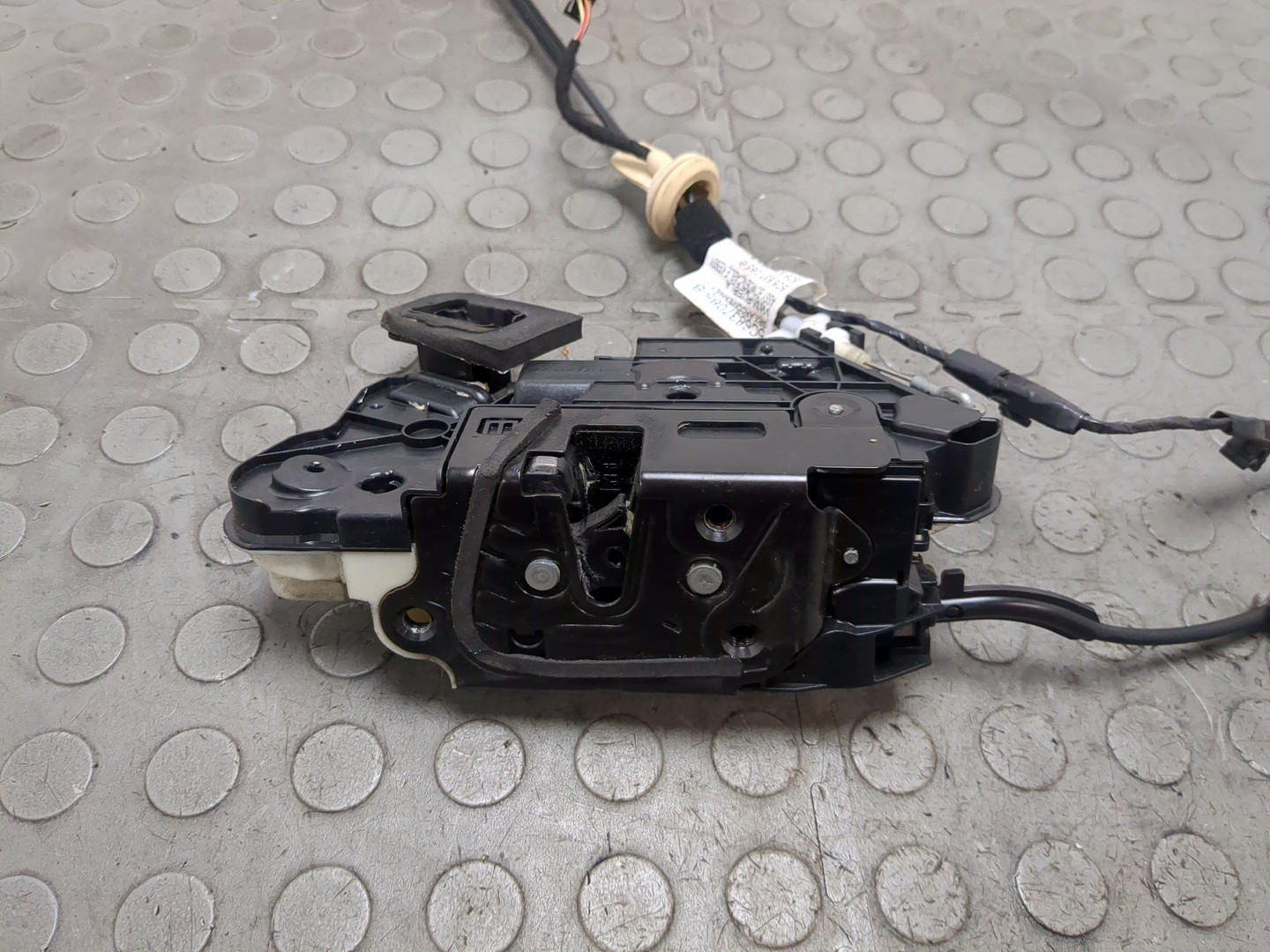 Замок двери передней левой