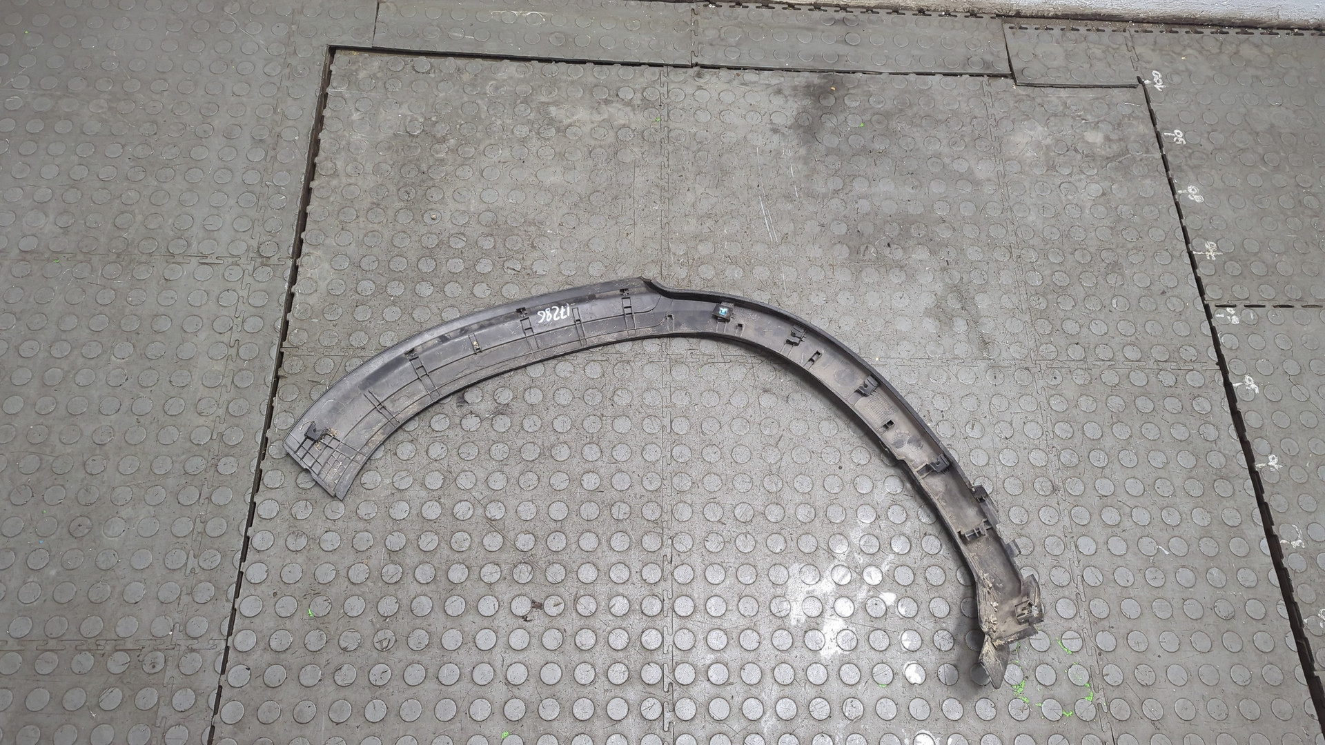 Накладка заднего крыла левого